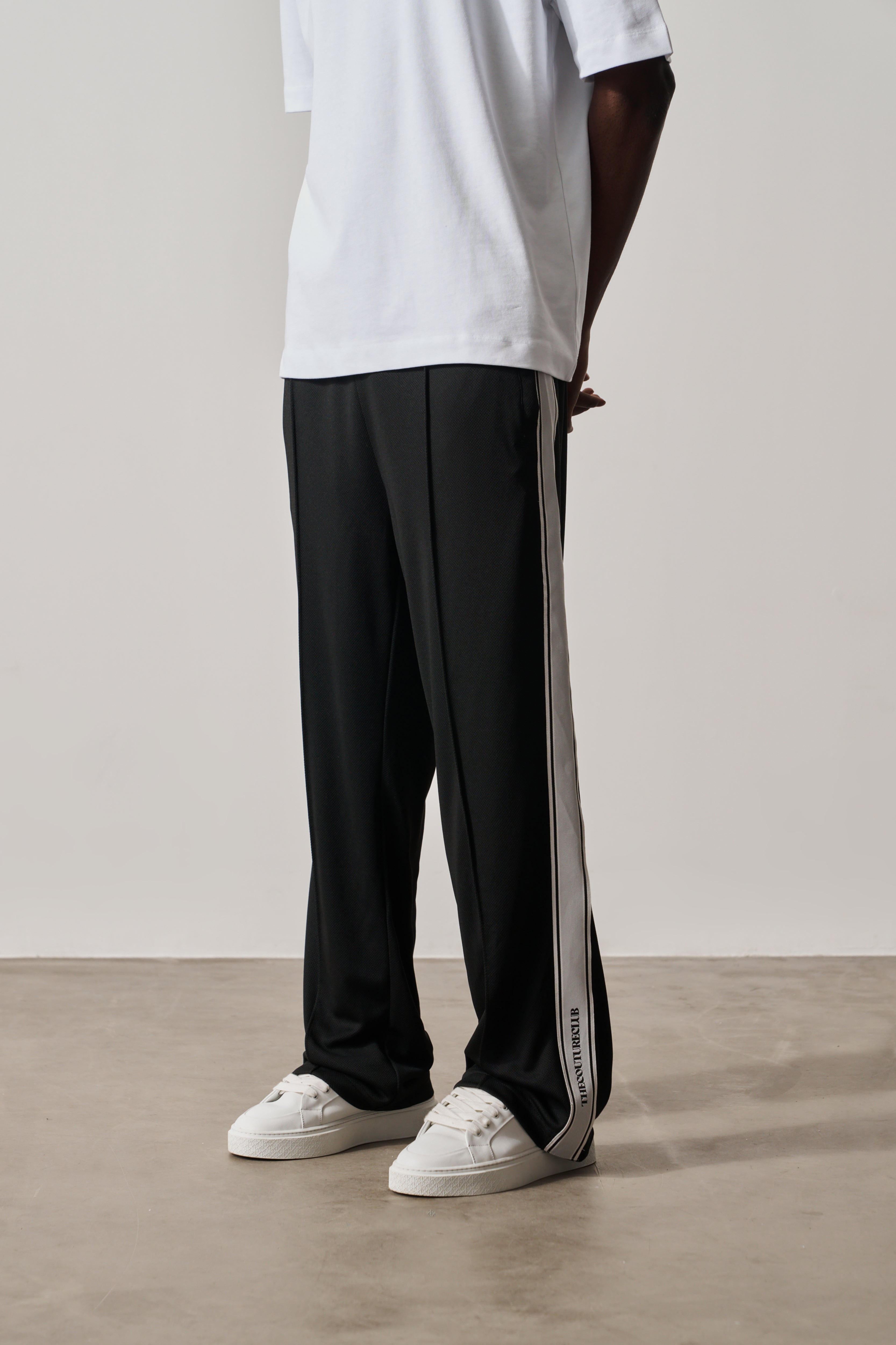 TAPE MESH JOGGER - BLACK