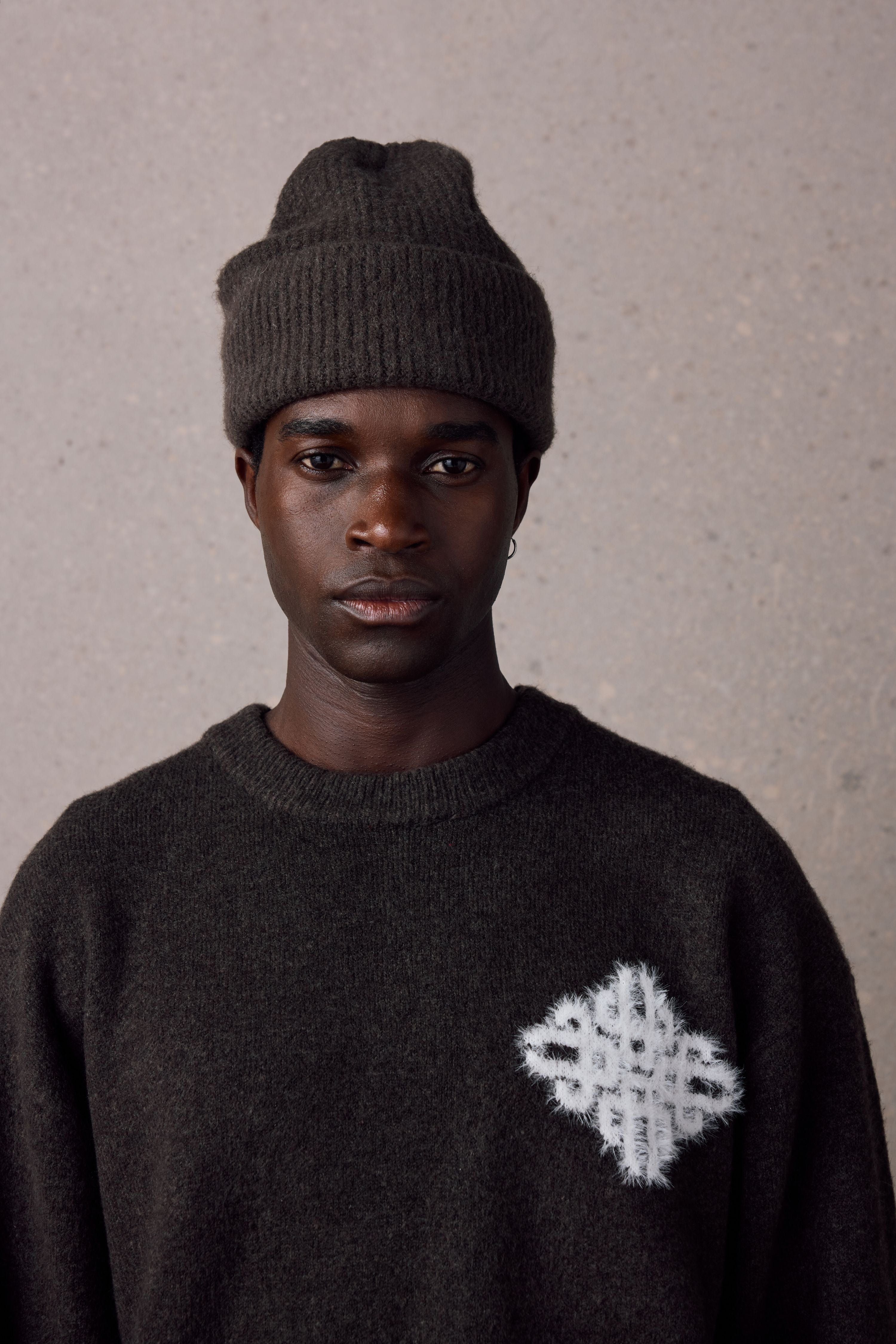 EMBLEM FLUFFY KNIT CREW - BROWN