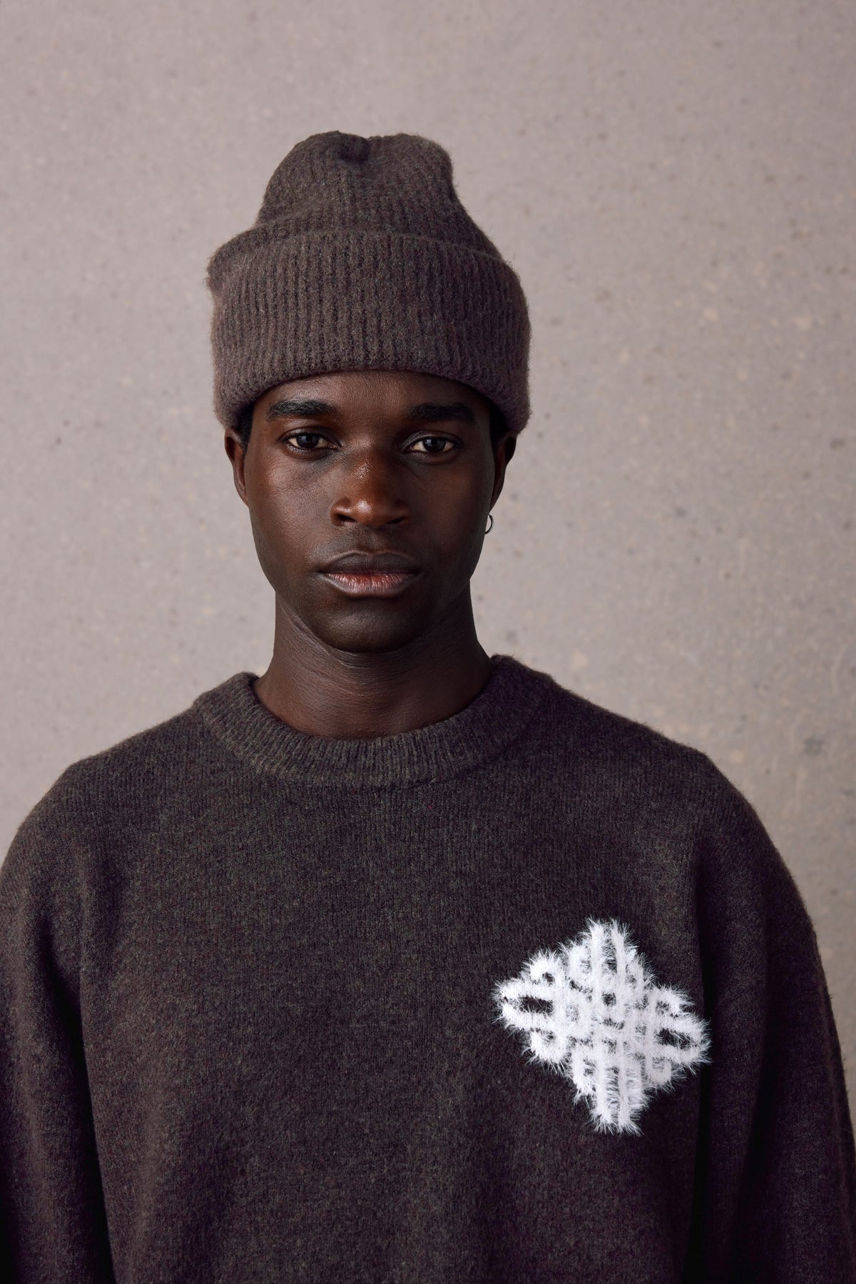 EMBLEM FLUFFY KNIT CREW - BROWN