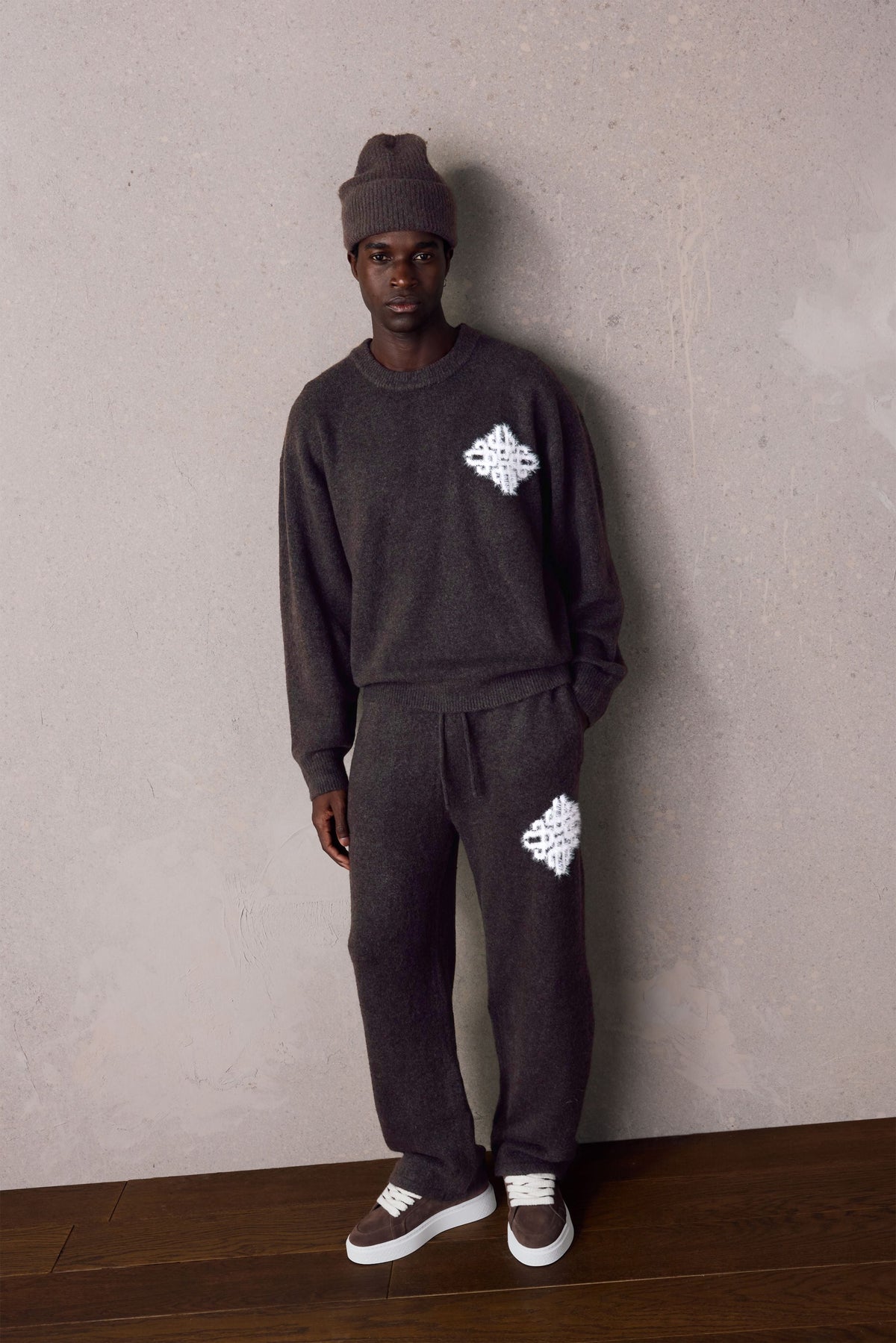 EMBLEM FLUFFY KNIT CREW - BROWN