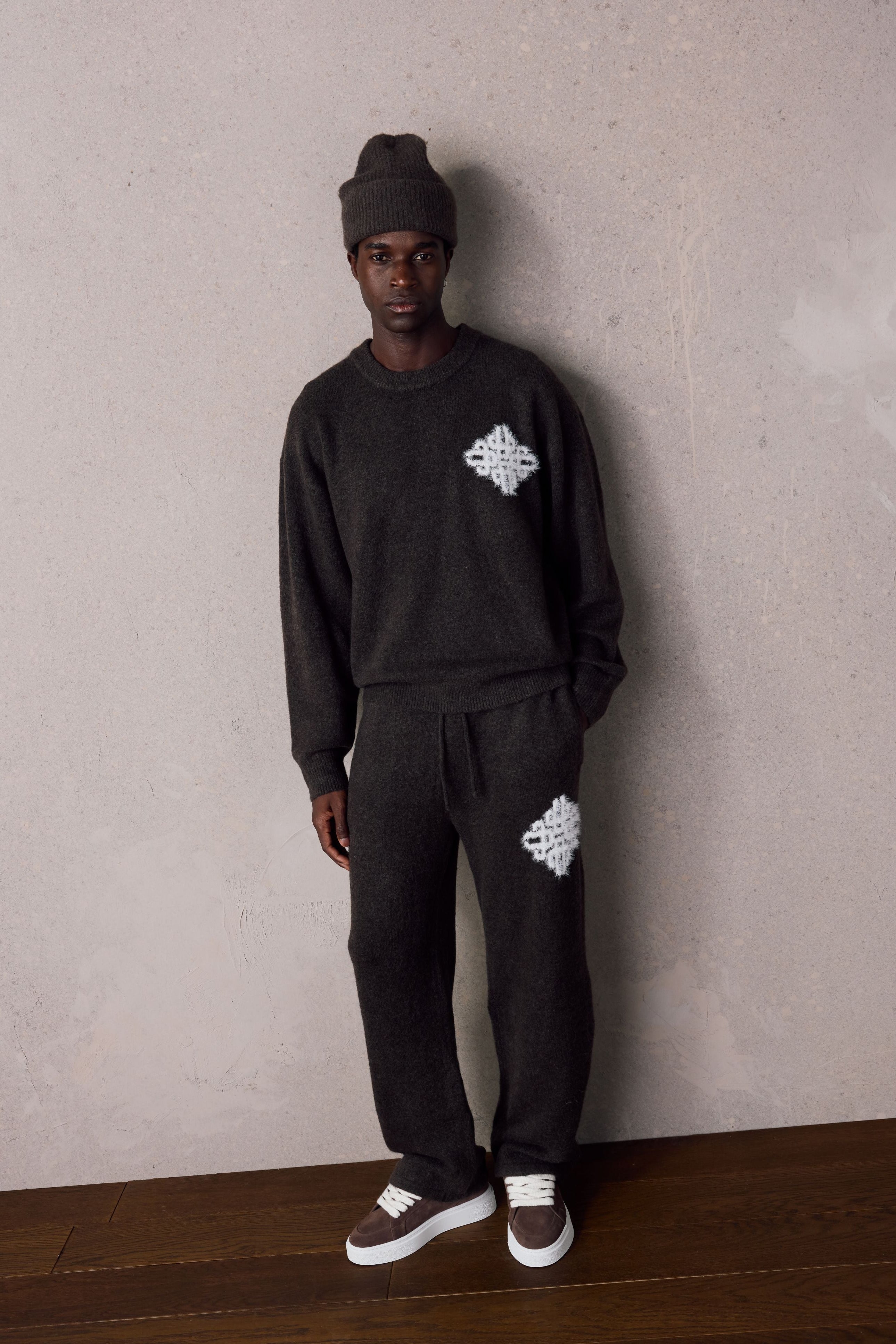 EMBLEM FLUFFY KNIT CREW - BROWN