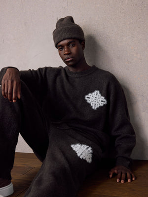 EMBLEM FLUFFY KNIT CREW - BROWN