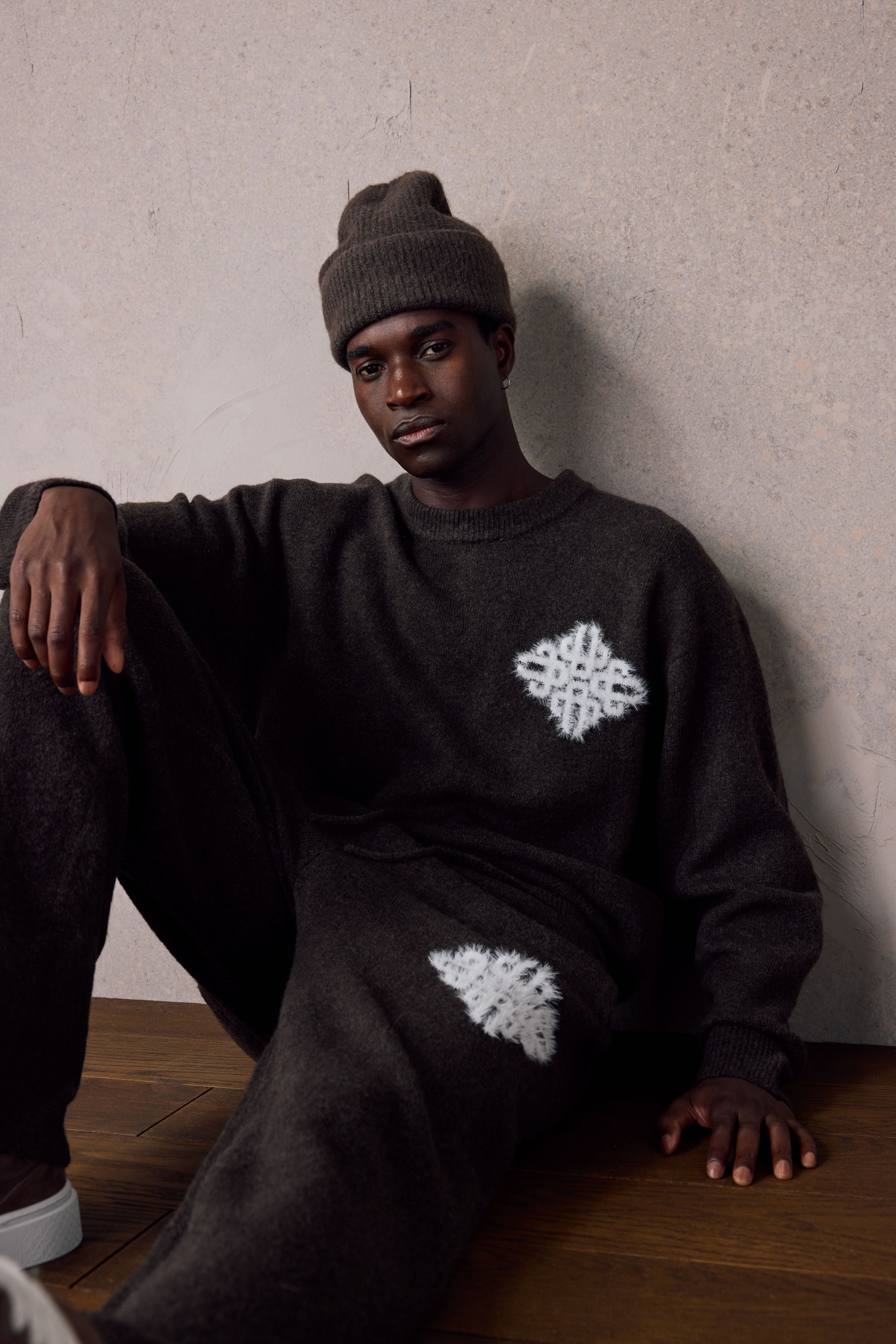 EMBLEM FLUFFY KNIT CREW - BROWN