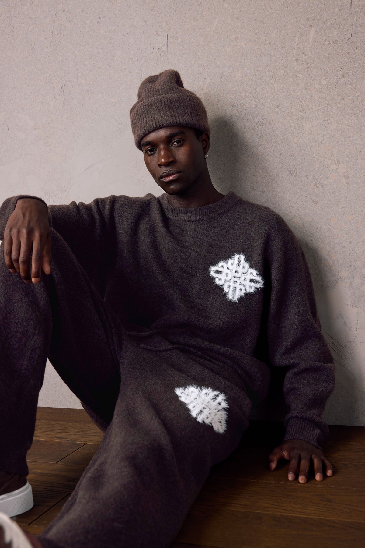 EMBLEM FLUFFY KNIT CREW - BROWN