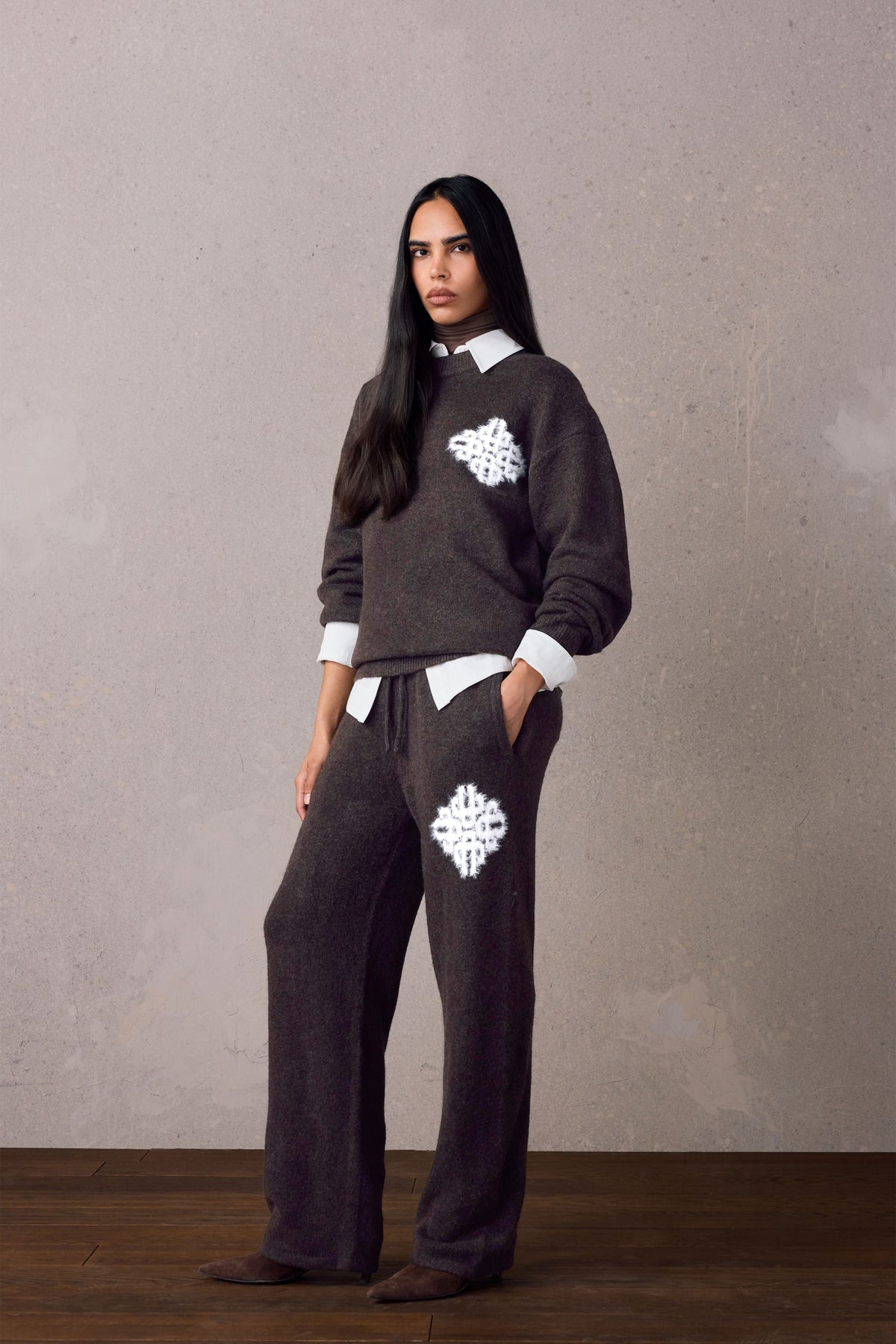 EMBLEM FLUFFY KNIT JOGGERS - BROWN