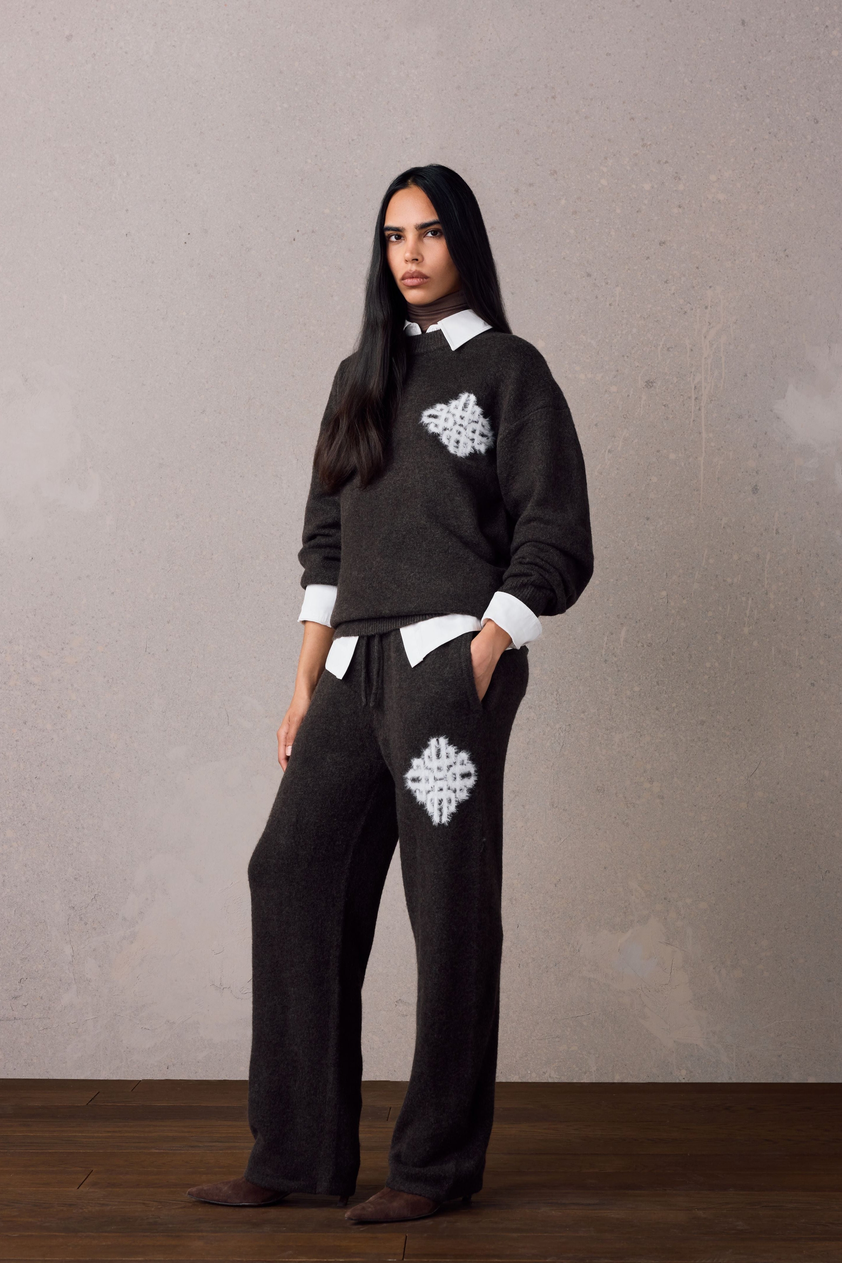EMBLEM FLUFFY KNIT JOGGERS - BROWN