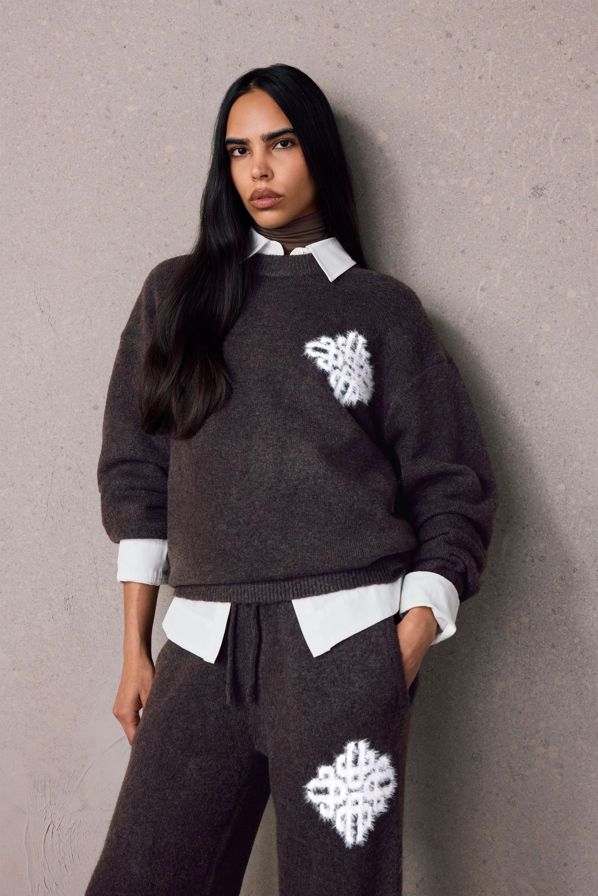 EMBLEM FLUFFY KNIT CREW - BROWN