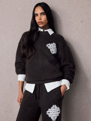 EMBLEM FLUFFY KNIT CREW - BROWN