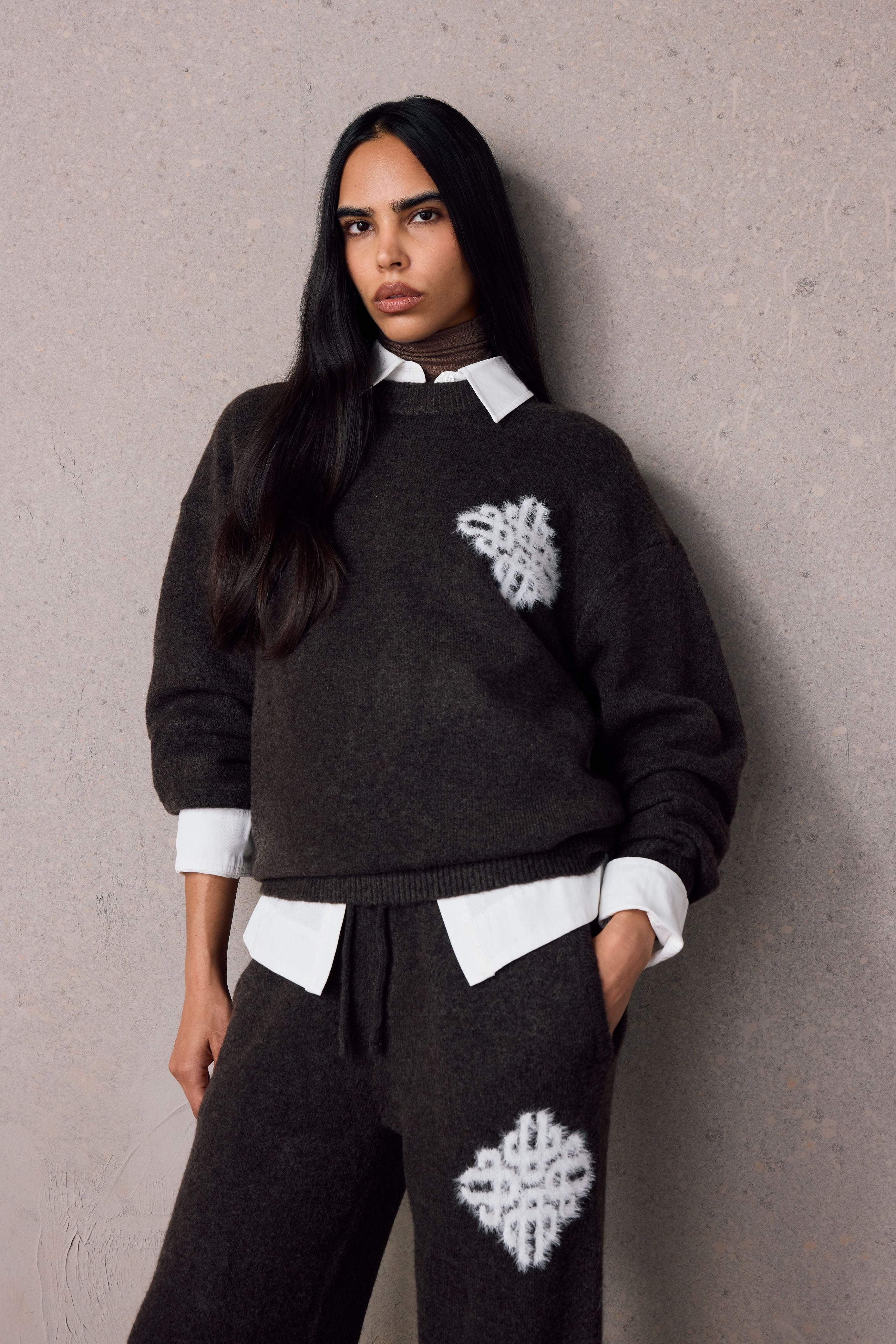 EMBLEM FLUFFY KNIT CREW - BROWN