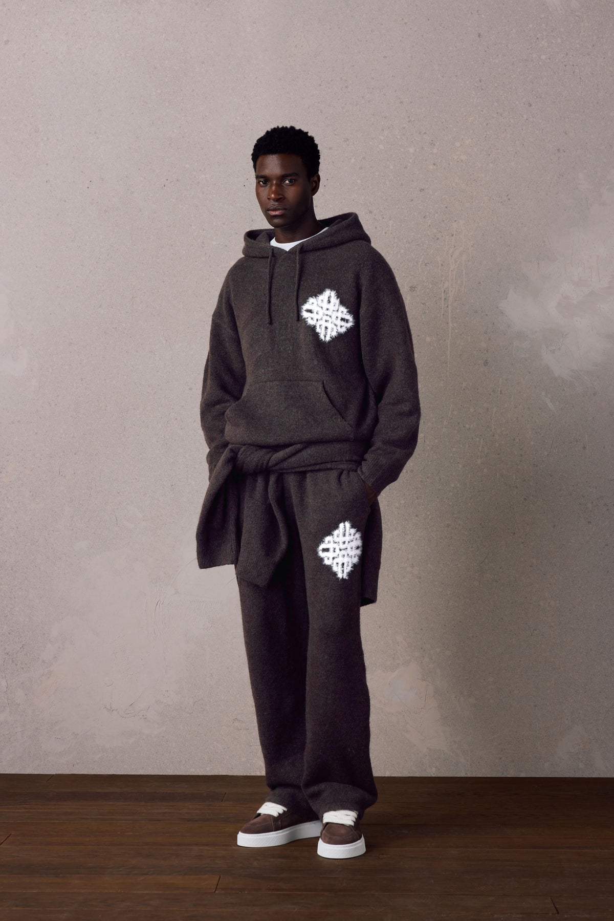EMBLEM FLUFFY KNIT HOODIE - BROWN