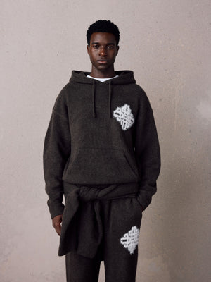 EMBLEM FLUFFY KNIT HOODIE - BROWN