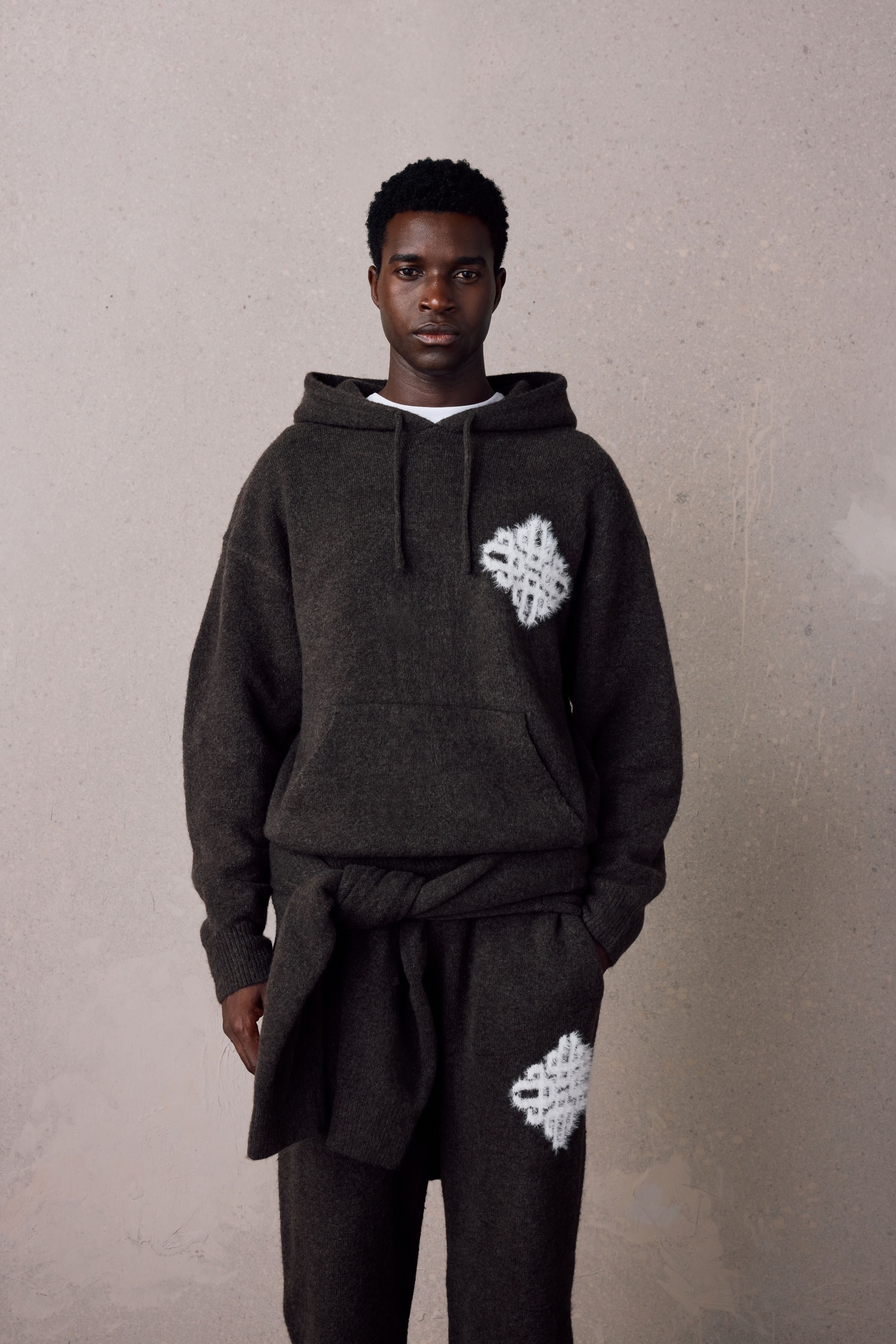 EMBLEM FLUFFY KNIT HOODIE - BROWN