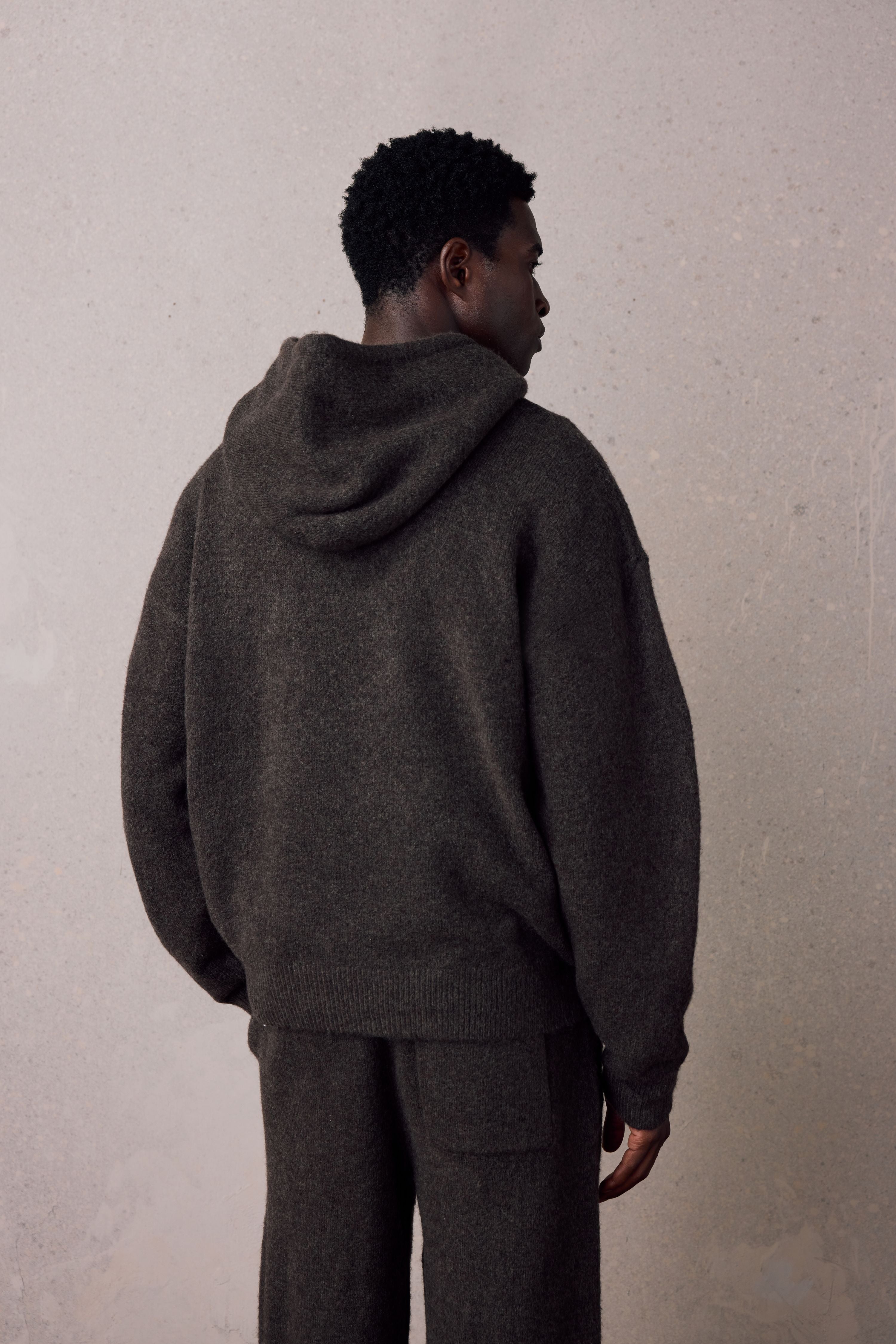 EMBLEM FLUFFY KNIT HOODIE - BROWN