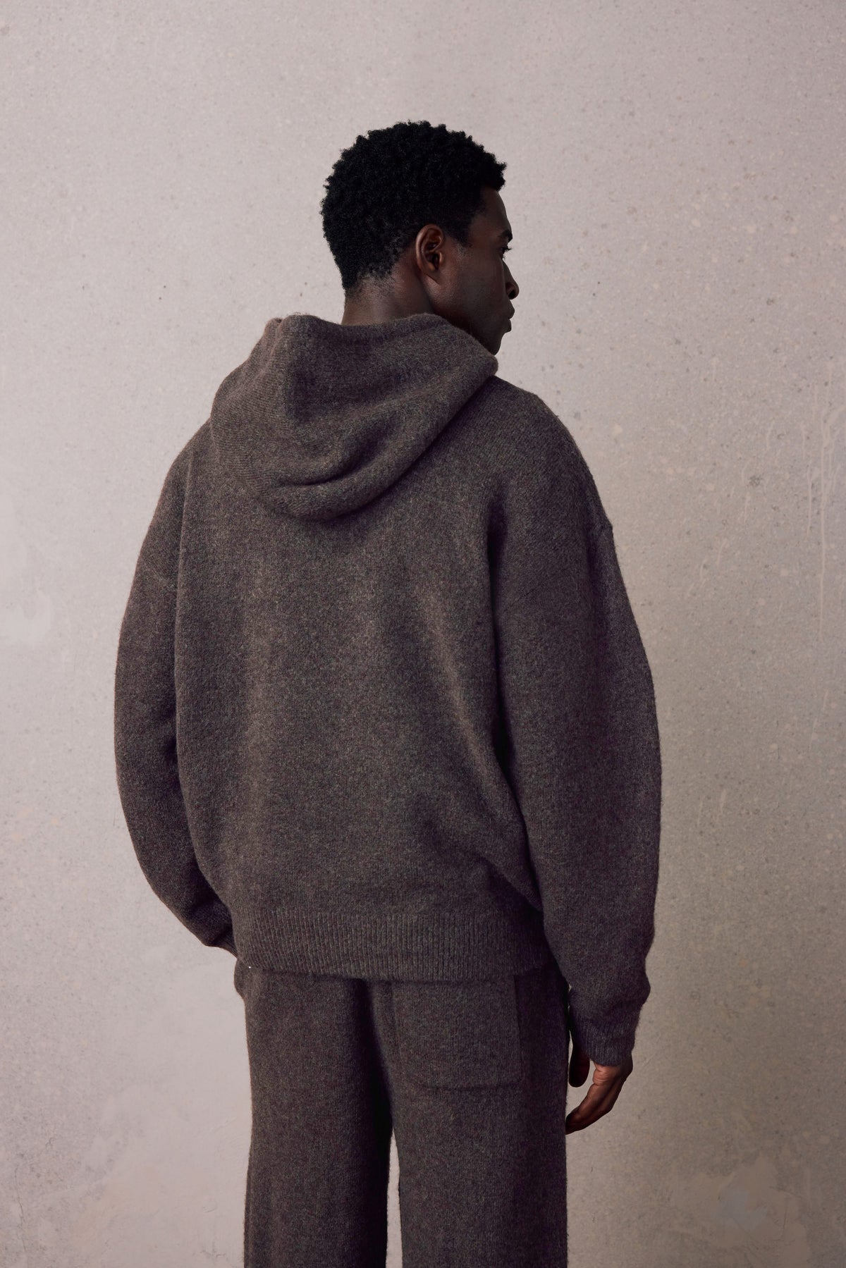 EMBLEM FLUFFY KNIT HOODIE - BROWN