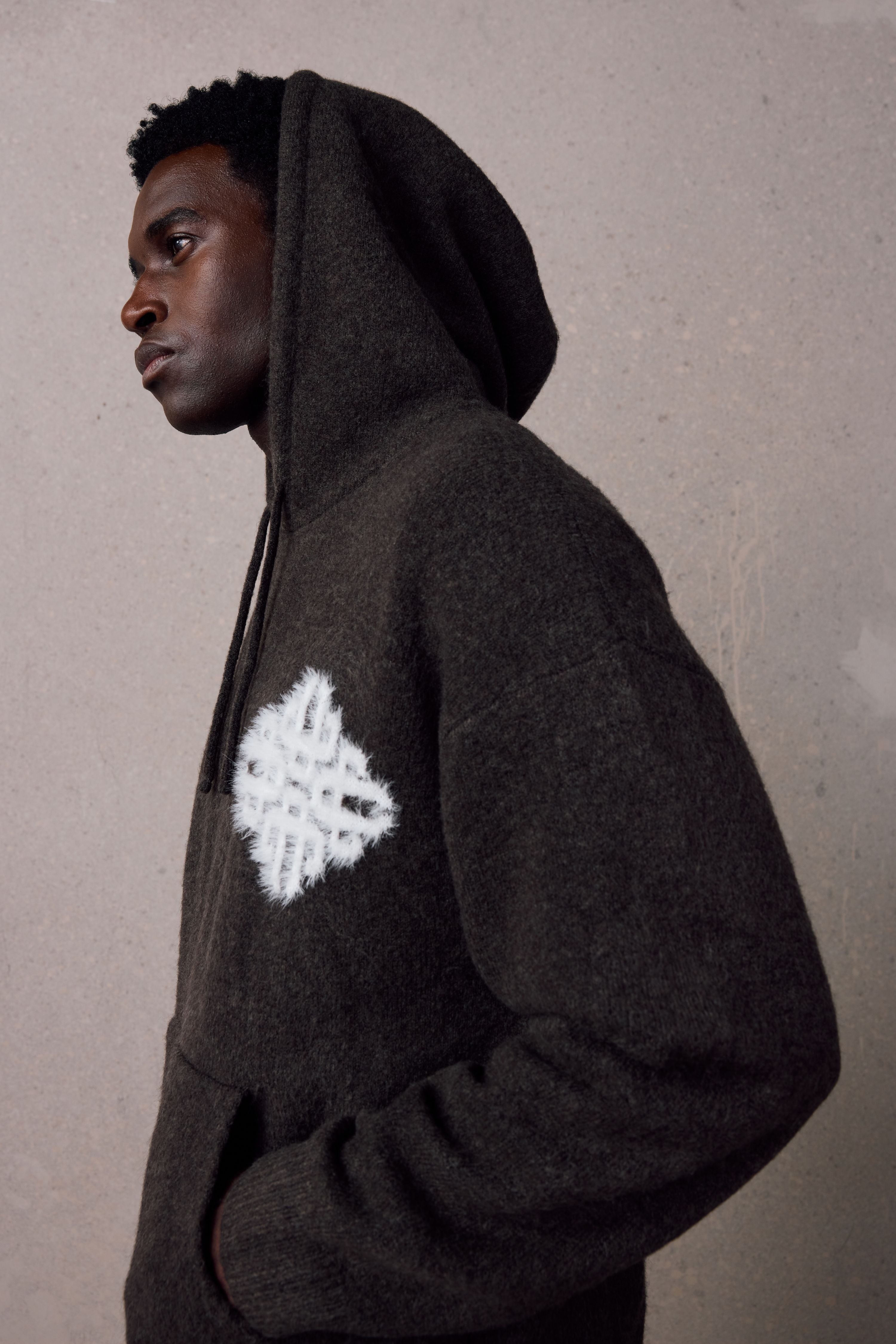EMBLEM FLUFFY KNIT HOODIE - BROWN