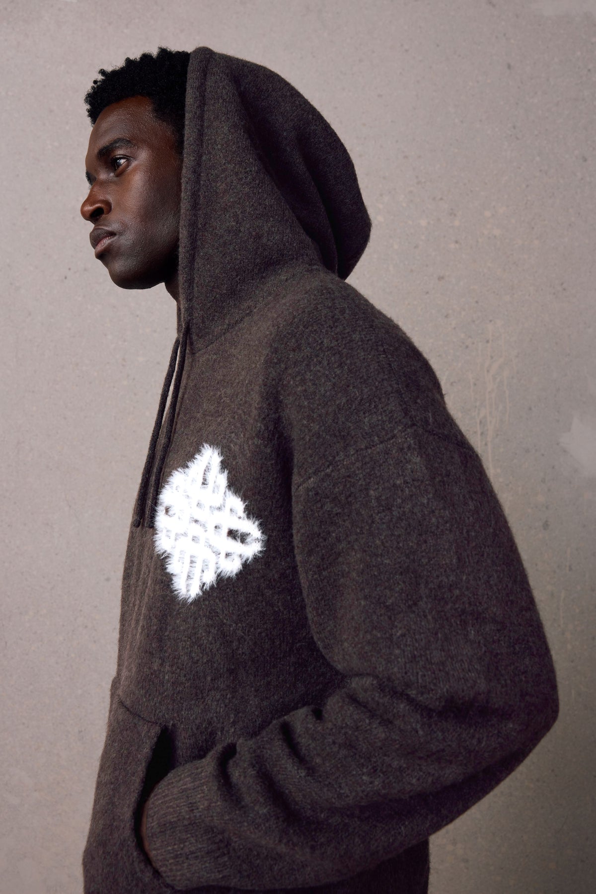 EMBLEM FLUFFY KNIT HOODIE - BROWN