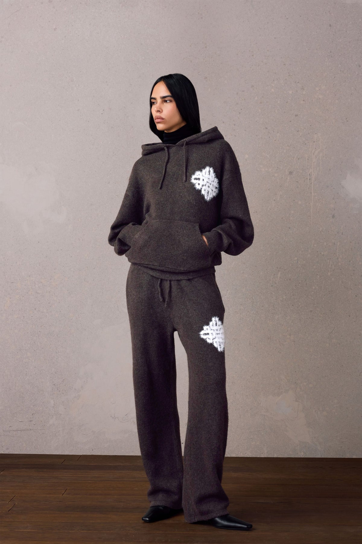 EMBLEM FLUFFY KNIT HOODIE - BROWN