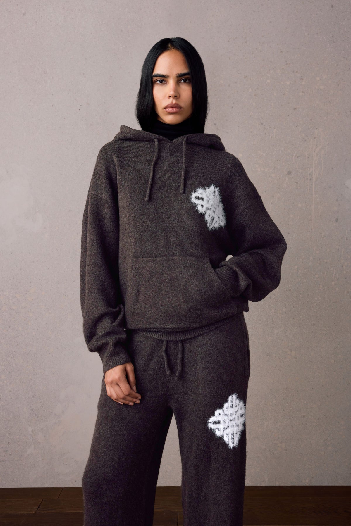 EMBLEM FLUFFY KNIT HOODIE - BROWN