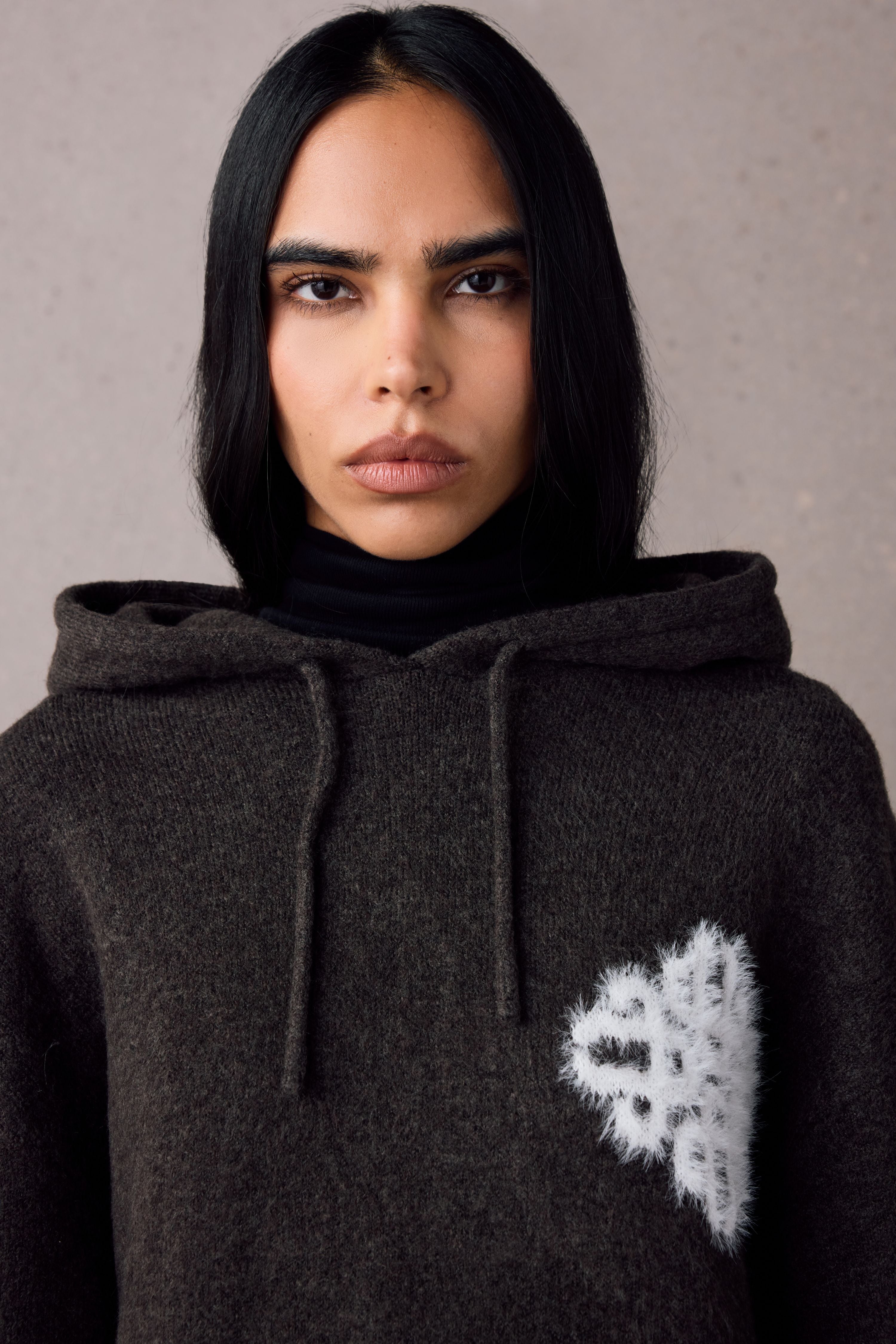 EMBLEM FLUFFY KNIT HOODIE - BROWN