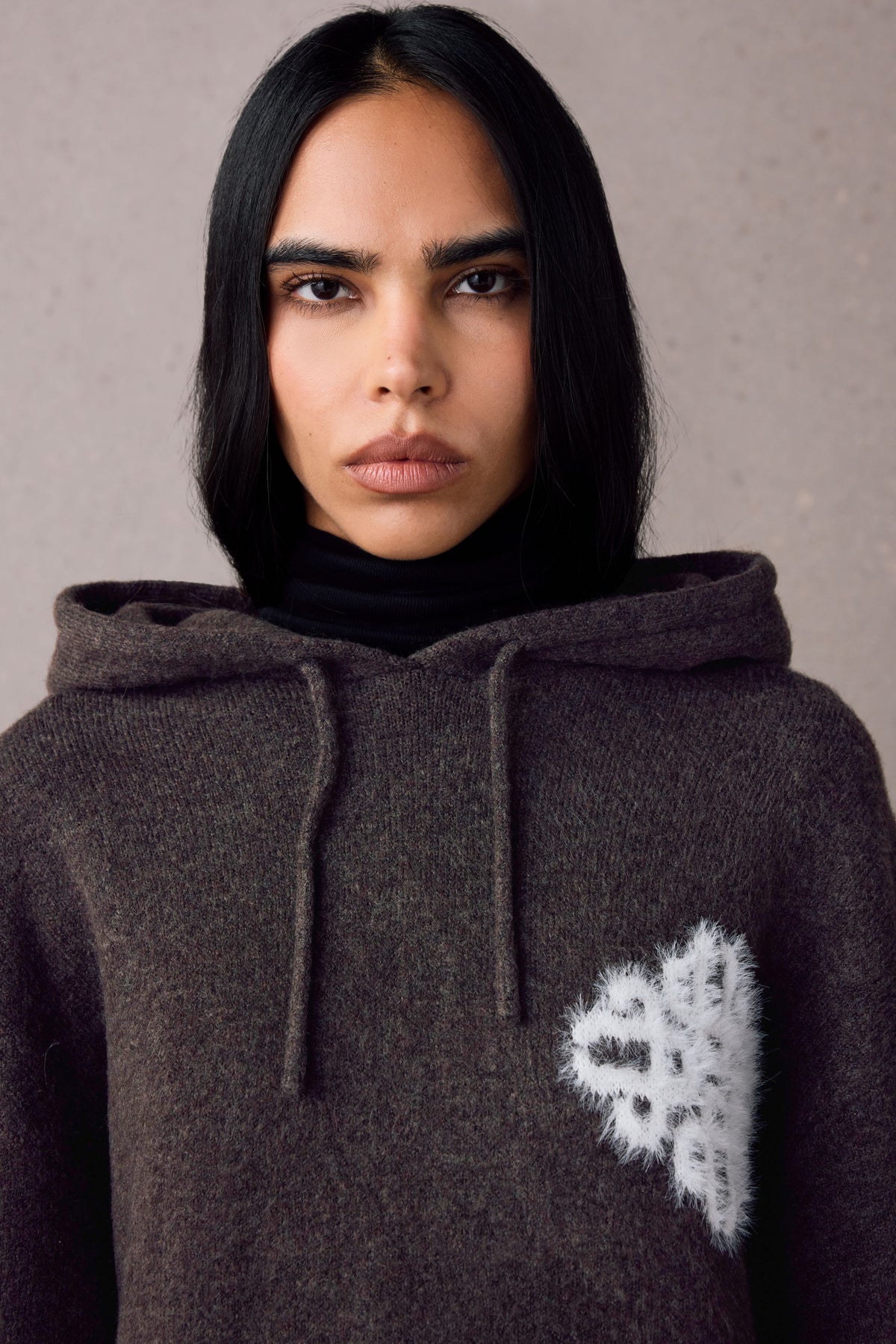 EMBLEM FLUFFY KNIT HOODIE - BROWN