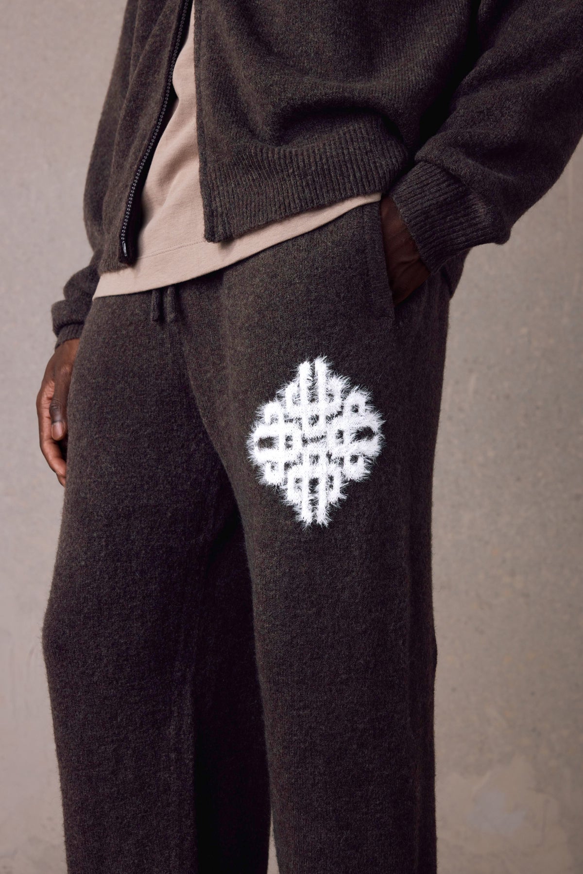 EMBLEM FLUFFY KNIT JOGGERS - BROWN