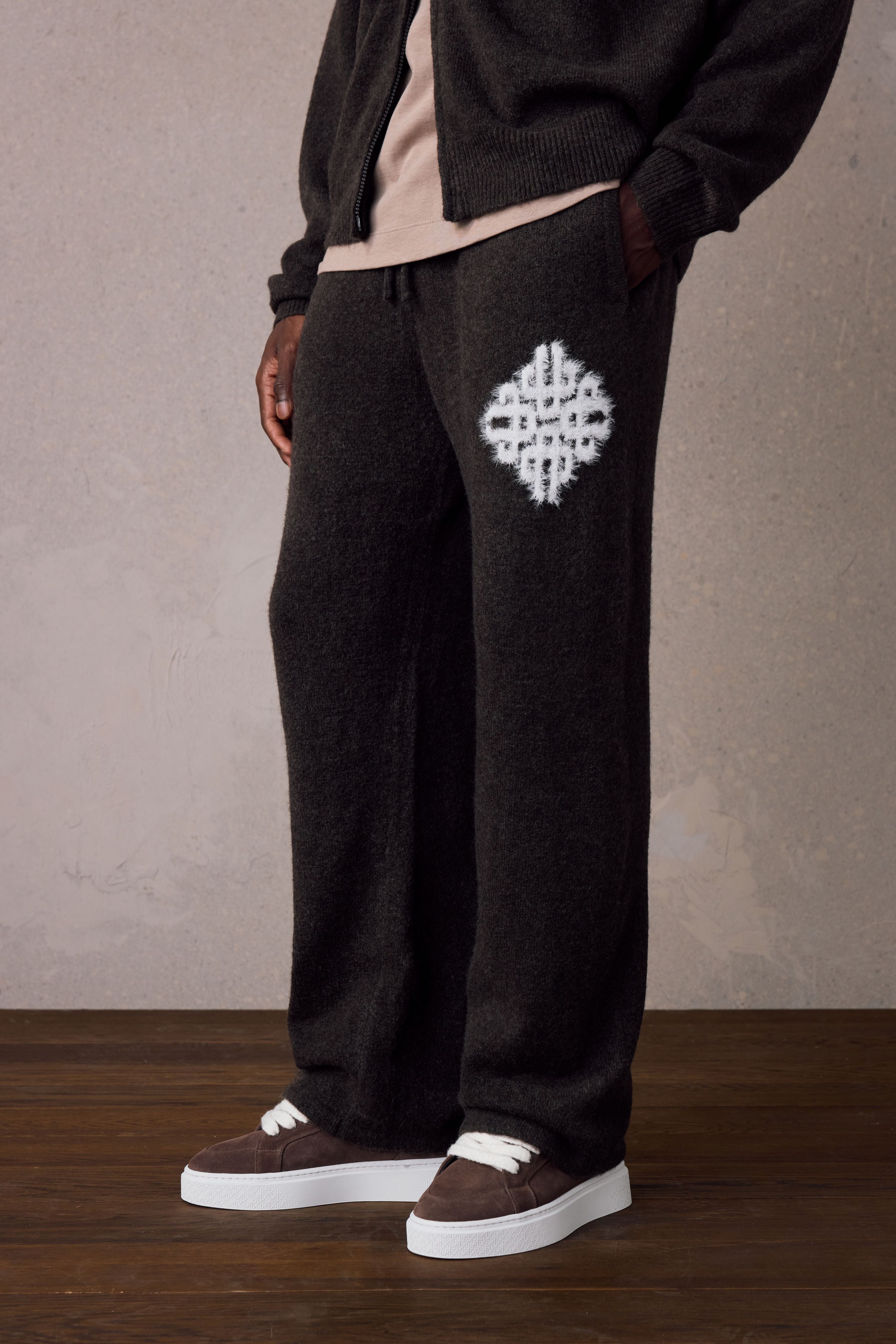 EMBLEM FLUFFY KNIT JOGGERS - BROWN
