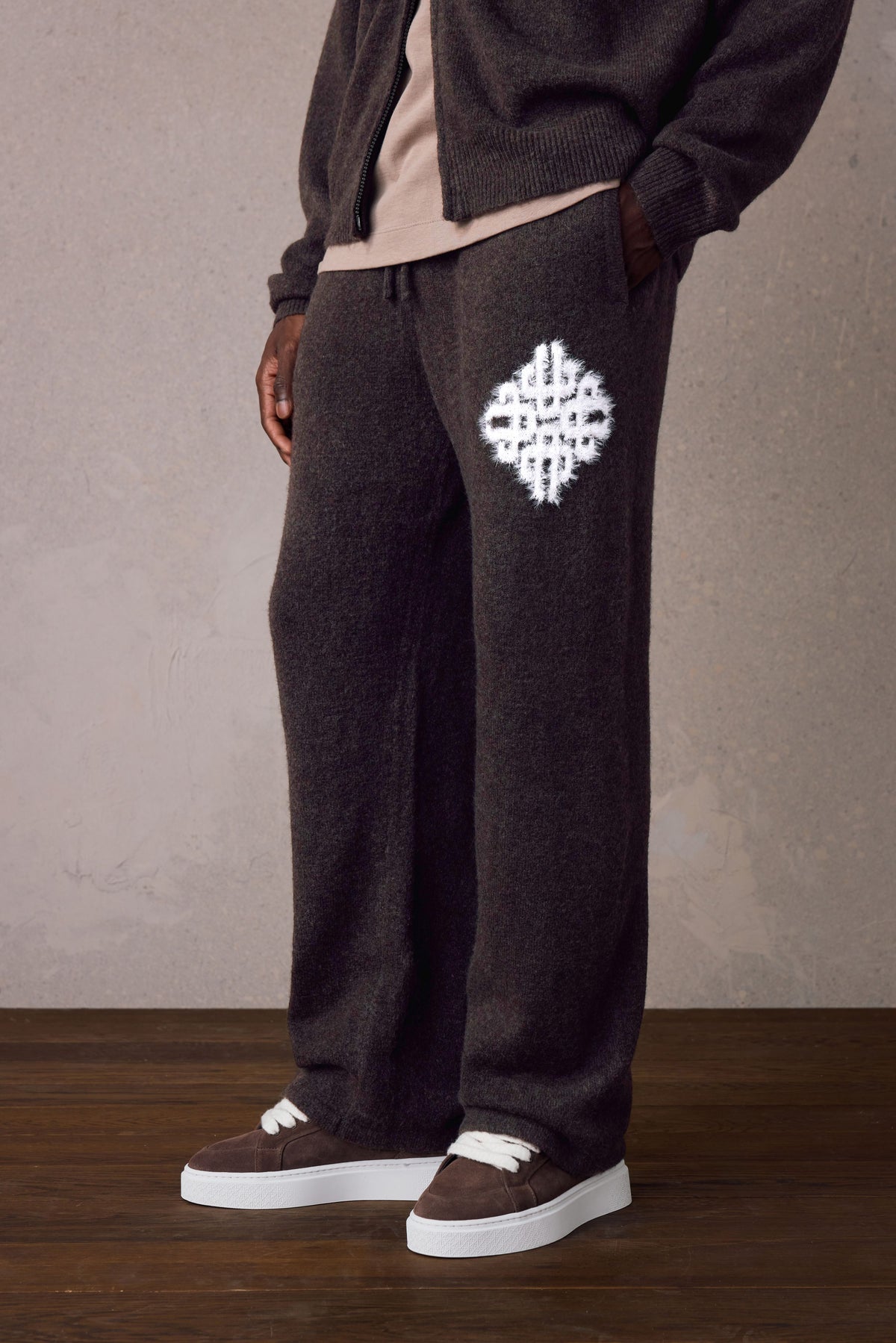 EMBLEM FLUFFY KNIT JOGGERS - BROWN