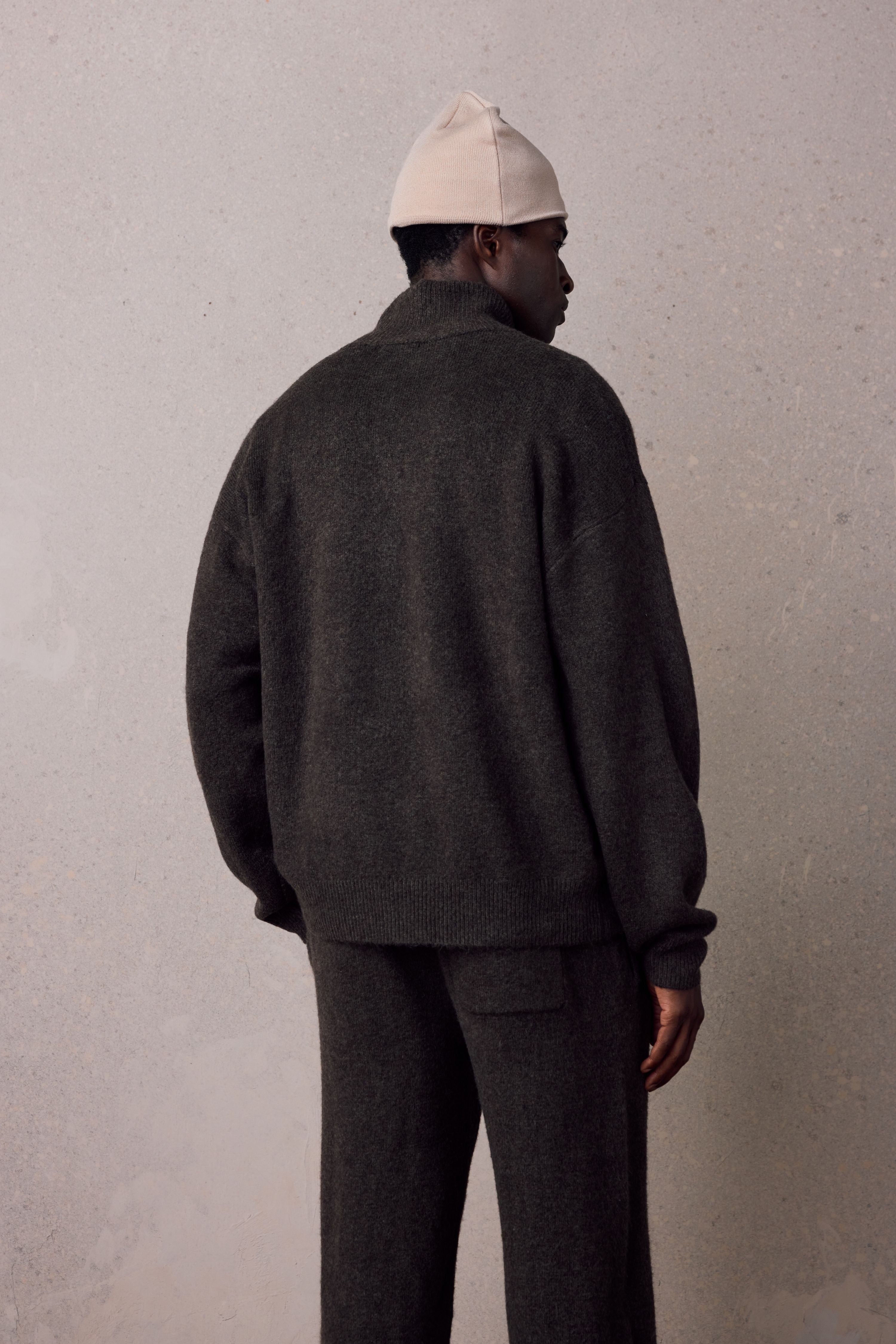 EMBLEM FLUFFY KNIT FUNNEL NECK - BROWN