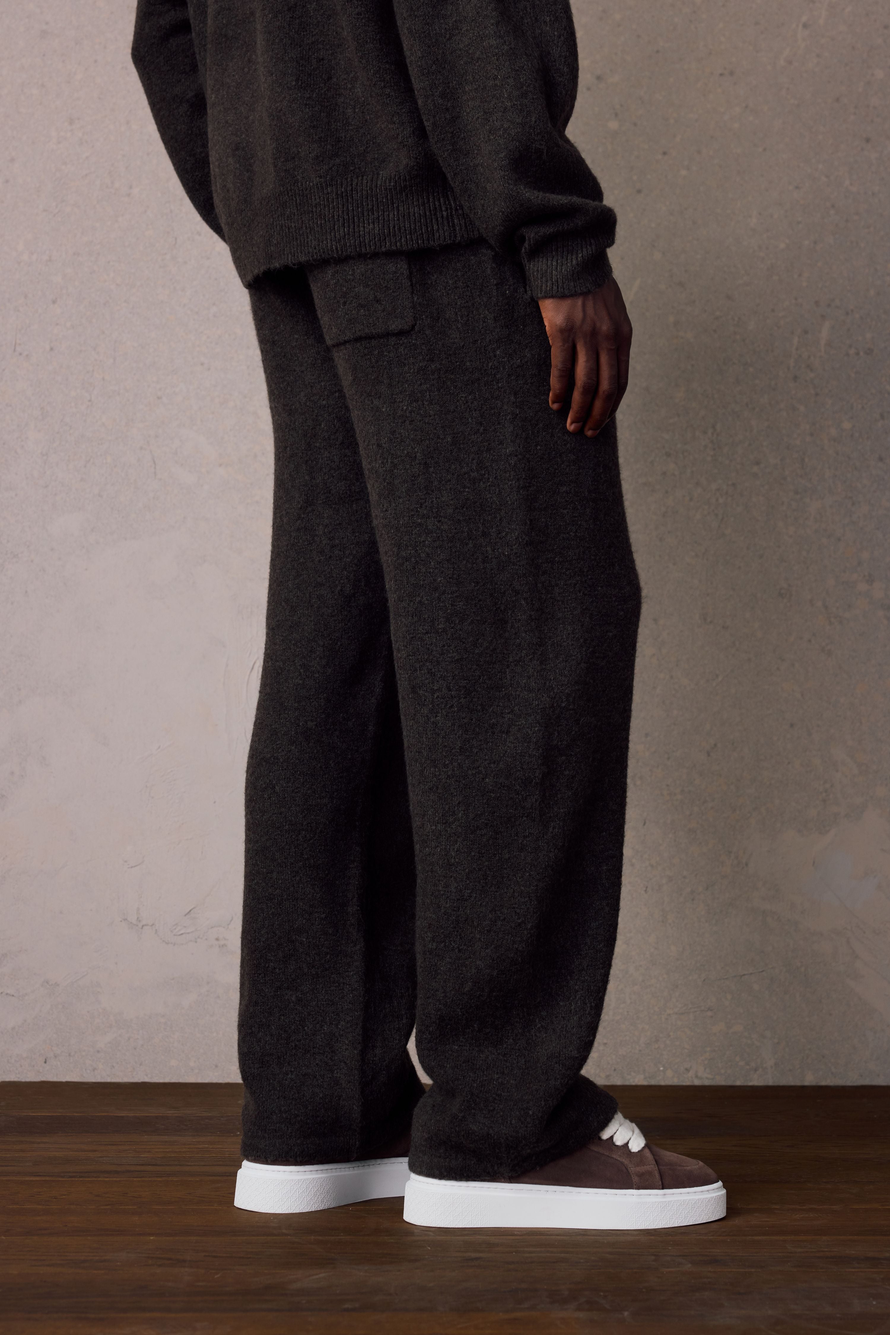 EMBLEM FLUFFY KNIT JOGGERS - BROWN