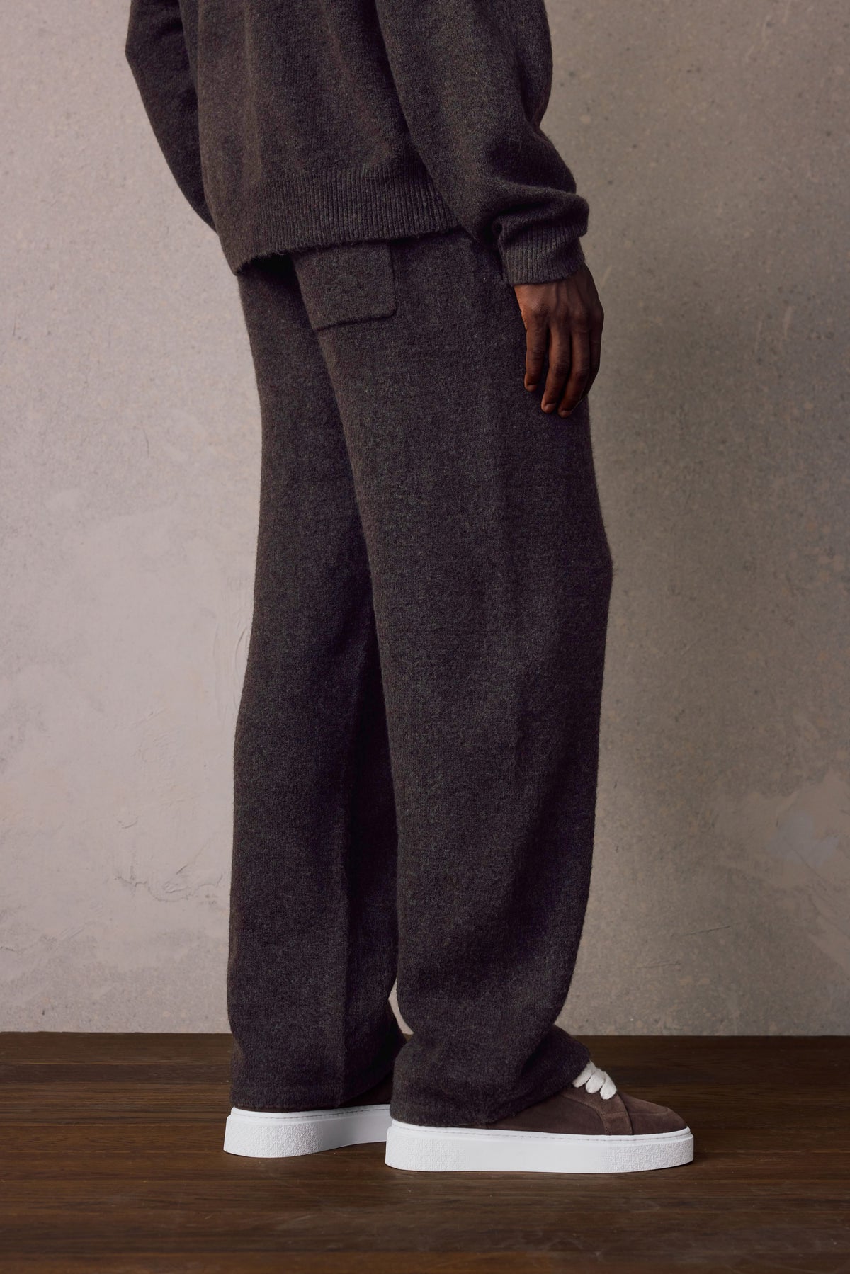 EMBLEM FLUFFY KNIT JOGGERS - BROWN
