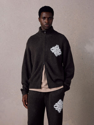 EMBLEM FLUFFY KNIT FUNNEL NECK - BROWN