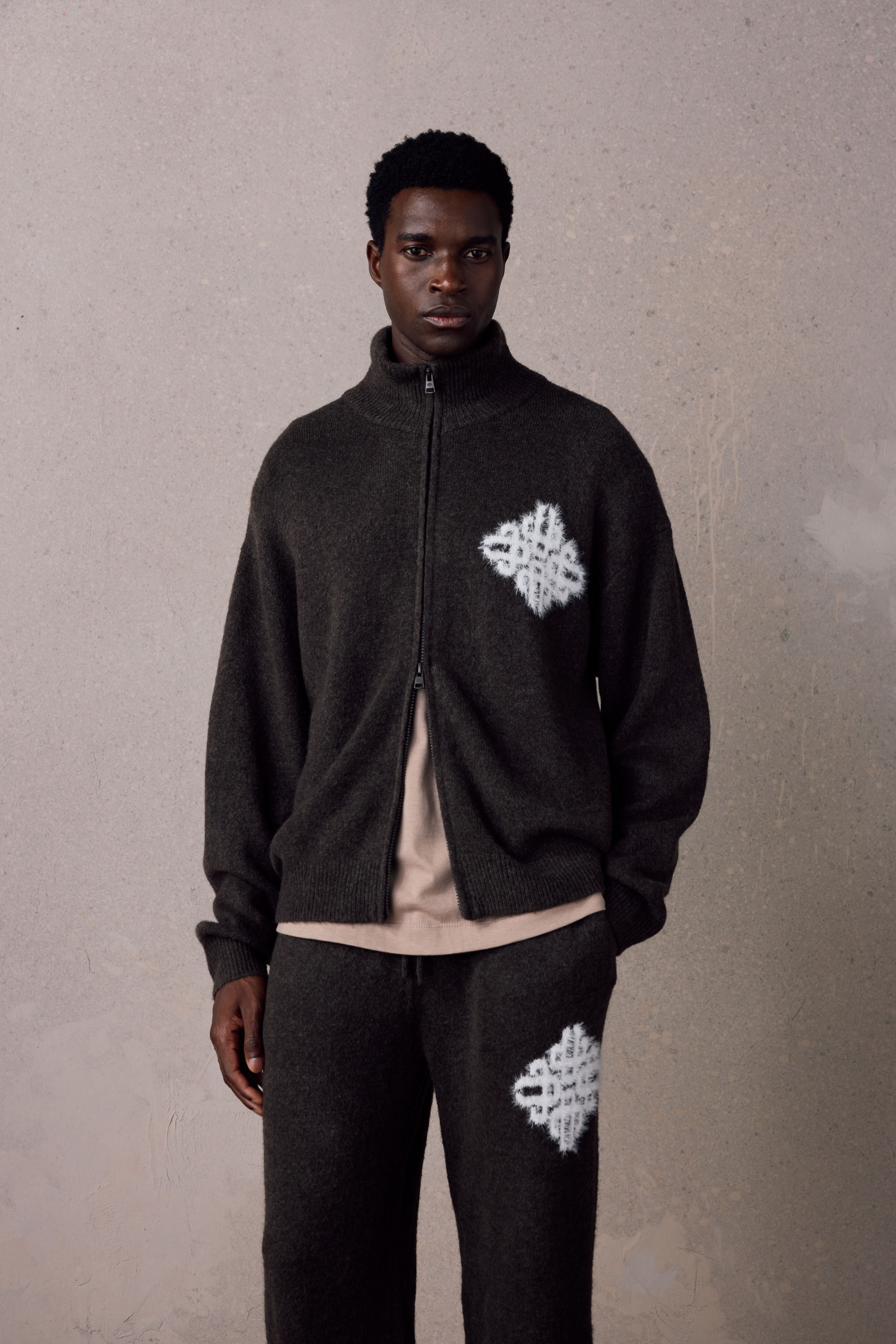 EMBLEM FLUFFY KNIT FUNNEL NECK - BROWN