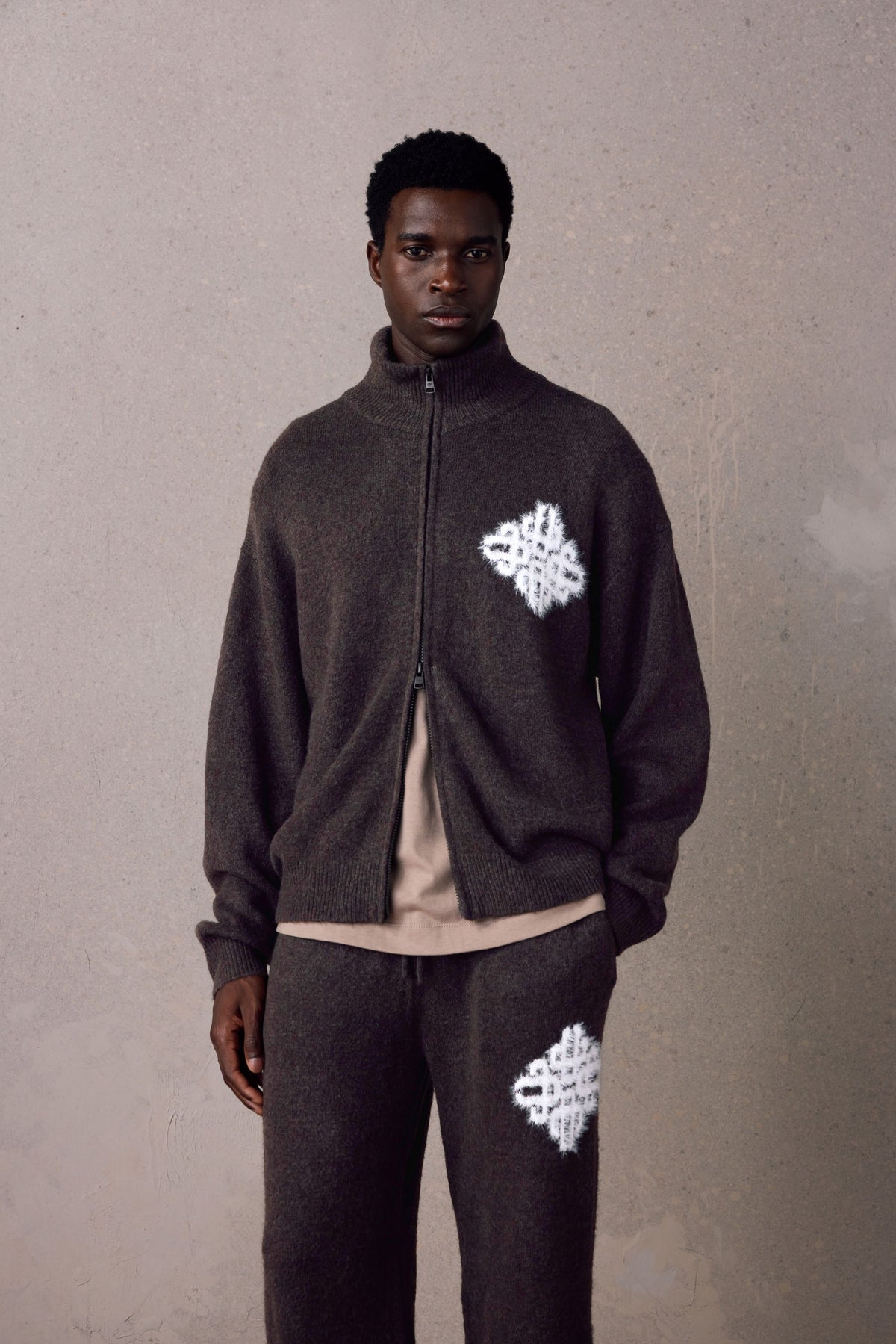 EMBLEM FLUFFY KNIT FUNNEL NECK - BROWN