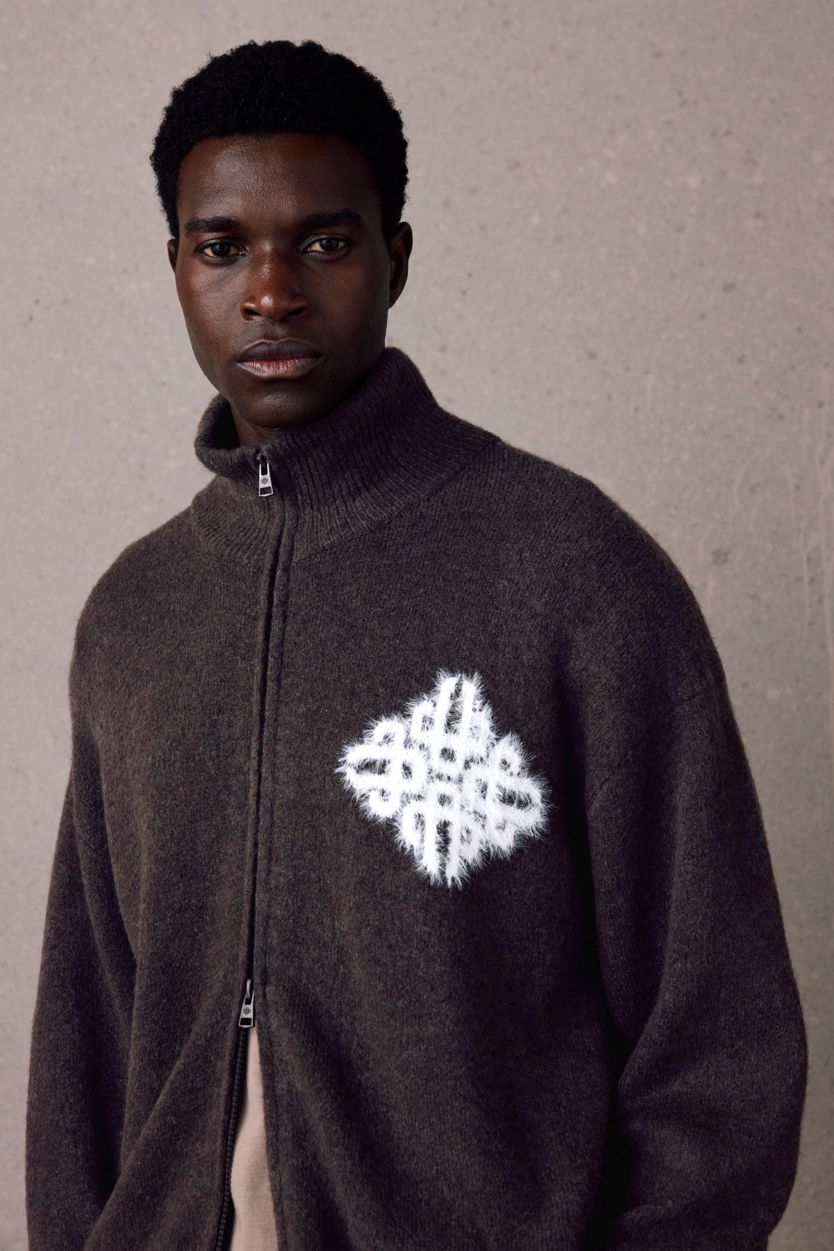 EMBLEM FLUFFY KNIT FUNNEL NECK - BROWN