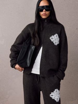 EMBLEM FLUFFY KNIT FUNNEL NECK - BROWN