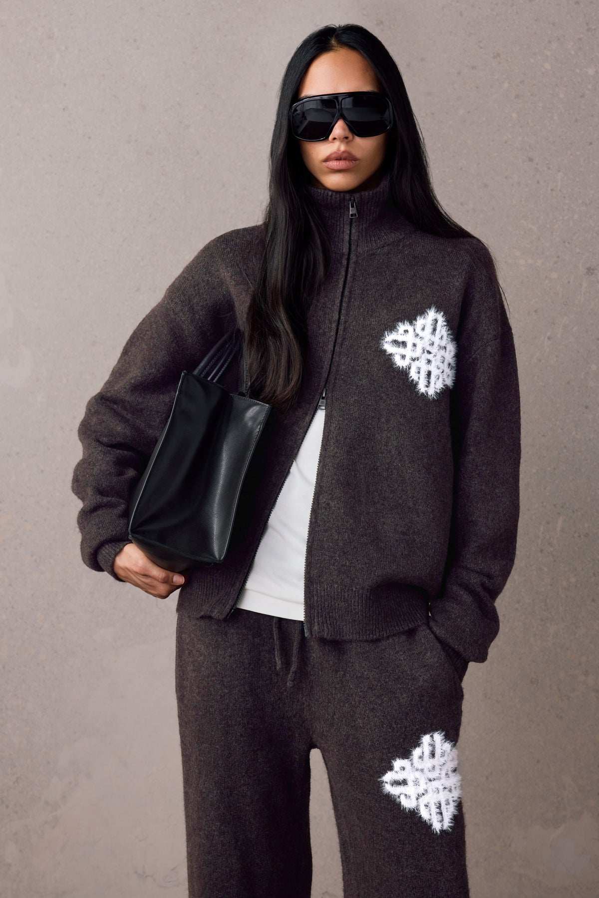 EMBLEM FLUFFY KNIT FUNNEL NECK - BROWN