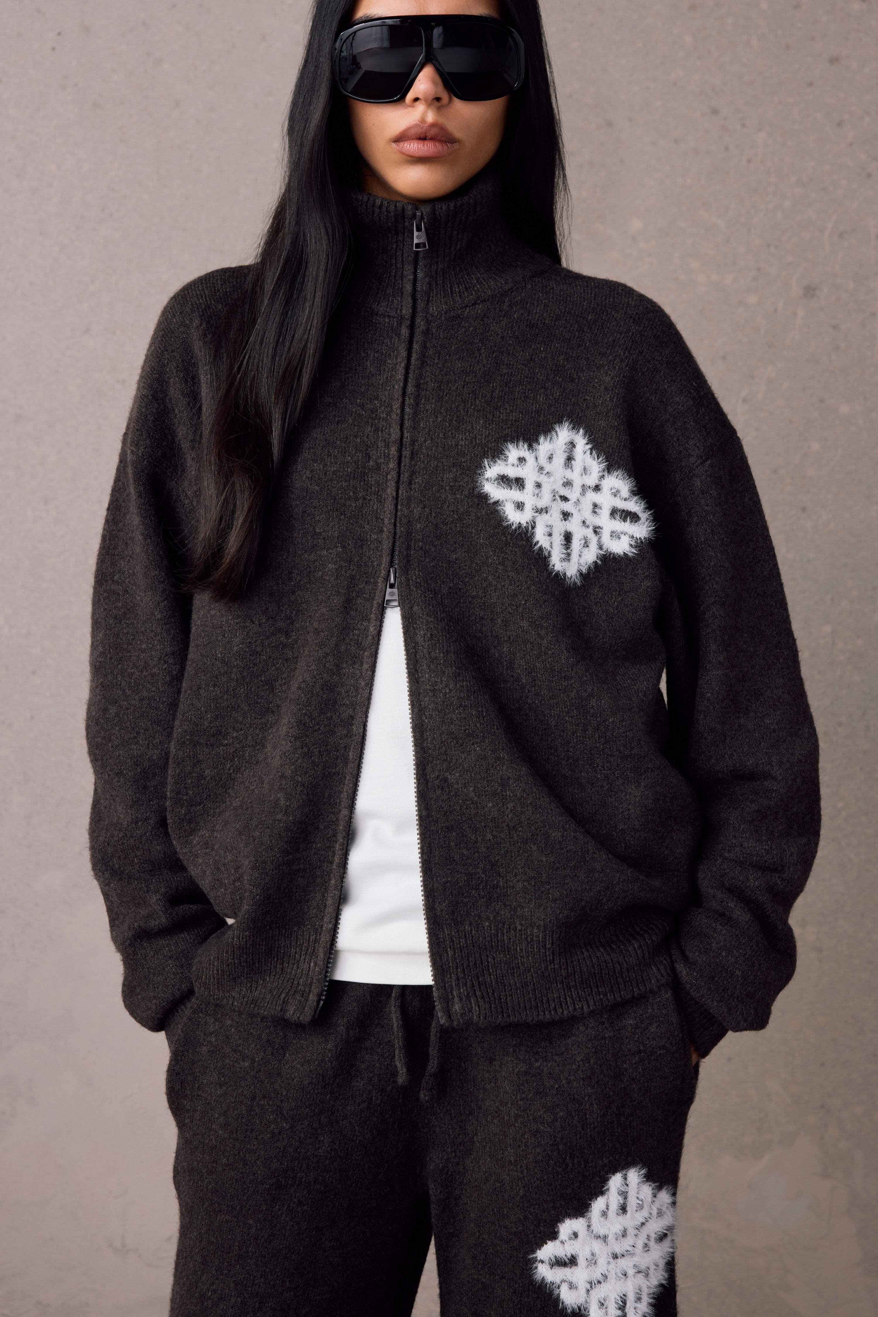 EMBLEM FLUFFY KNIT FUNNEL NECK - BROWN