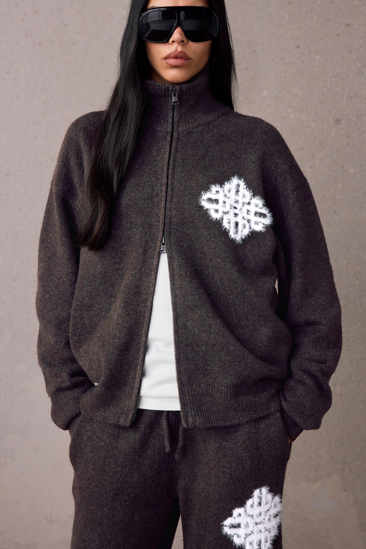 EMBLEM FLUFFY KNIT FUNNEL NECK - BROWN