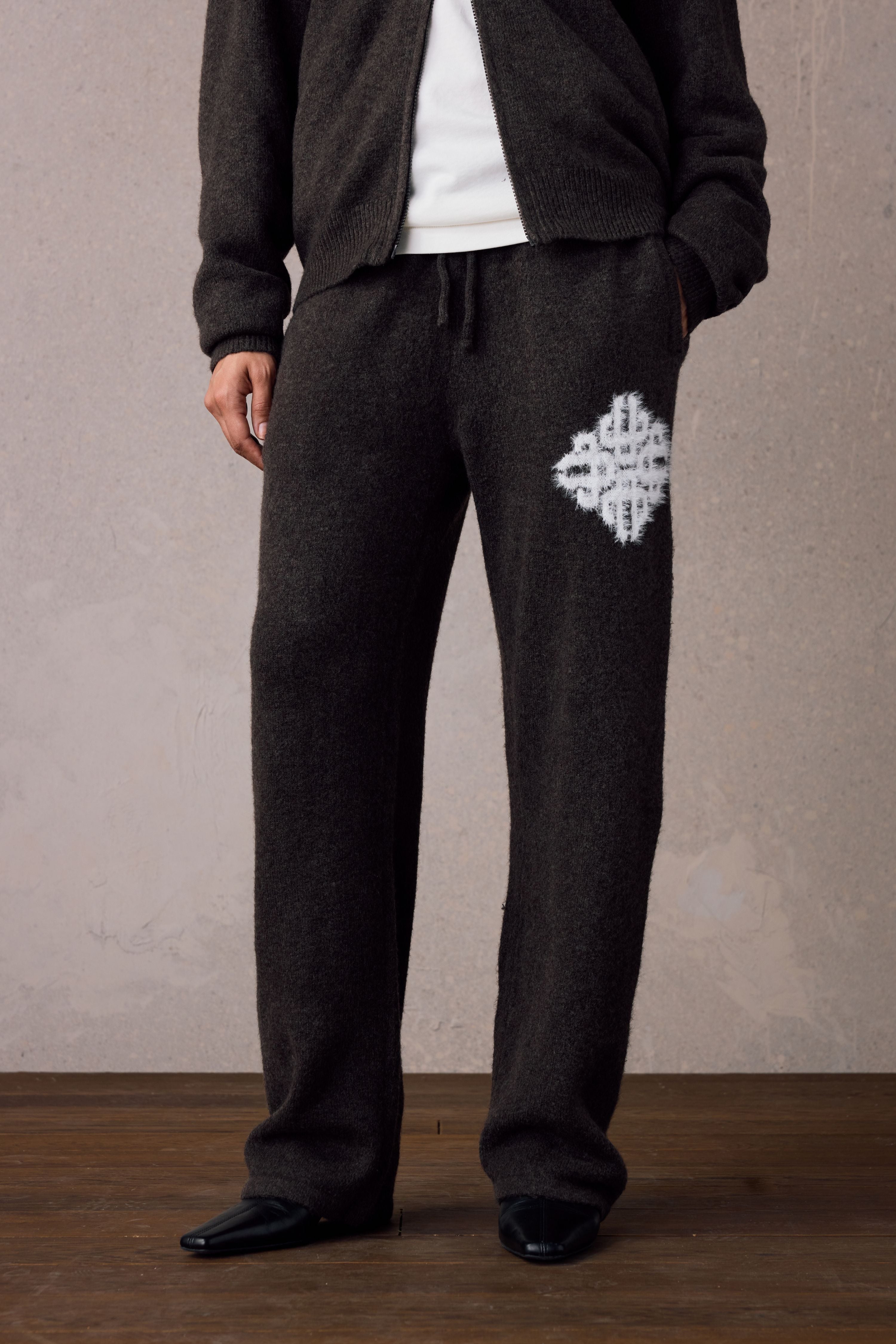 EMBLEM FLUFFY KNIT JOGGERS - BROWN