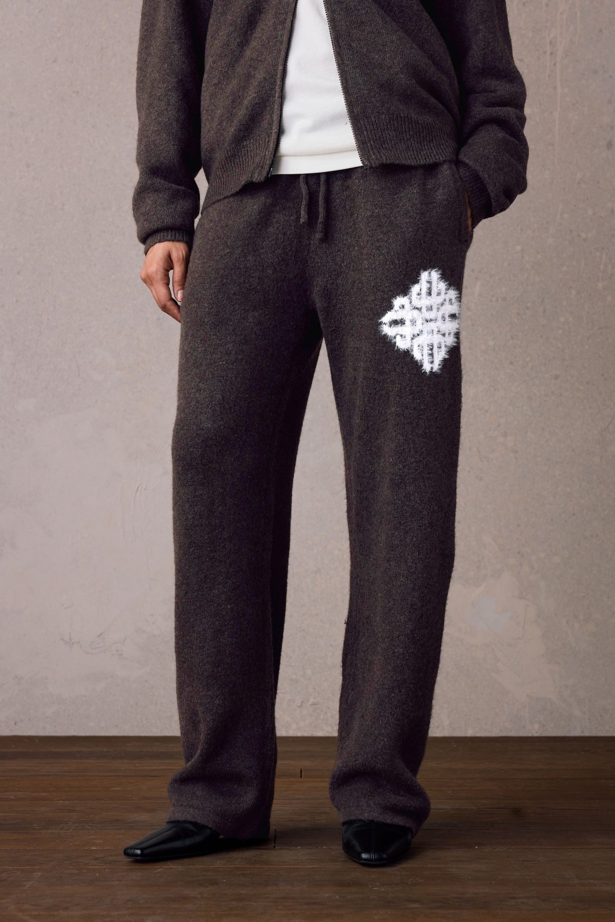 EMBLEM FLUFFY KNIT JOGGERS - BROWN