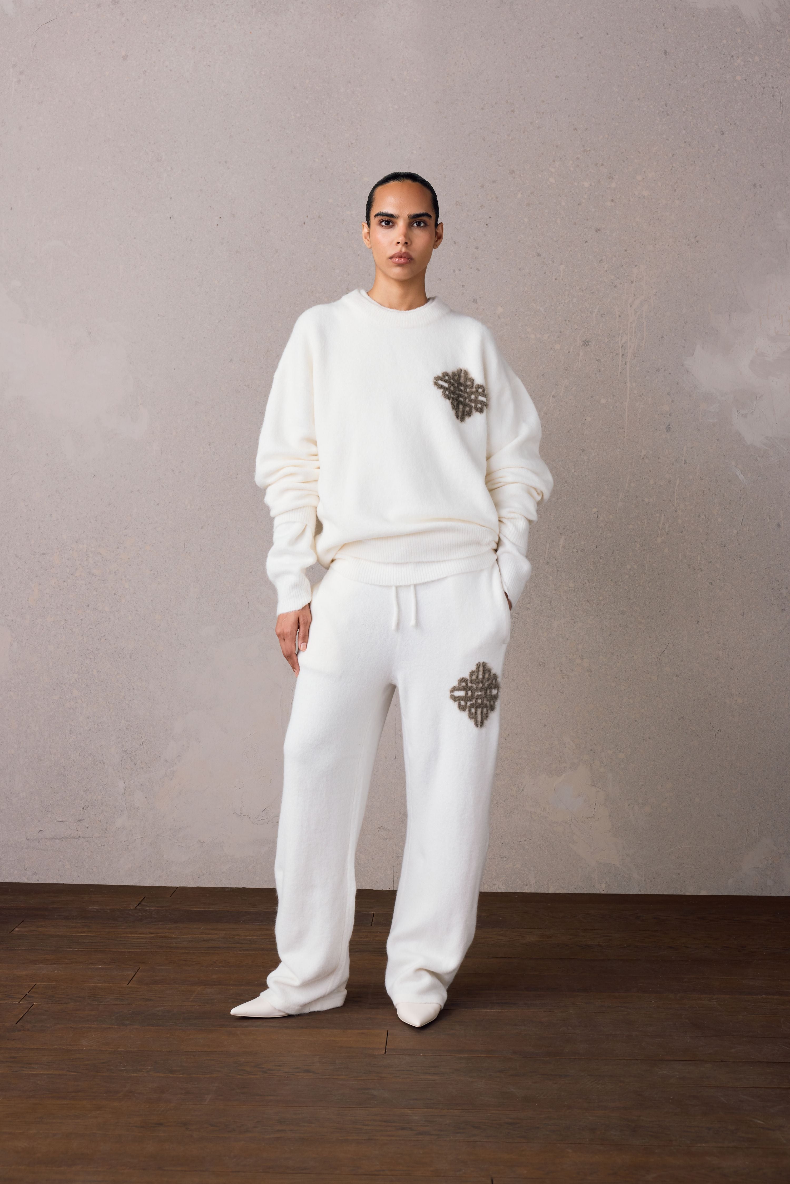 EMBLEM FLUFFY KNIT JOGGERS - OFF WHITE