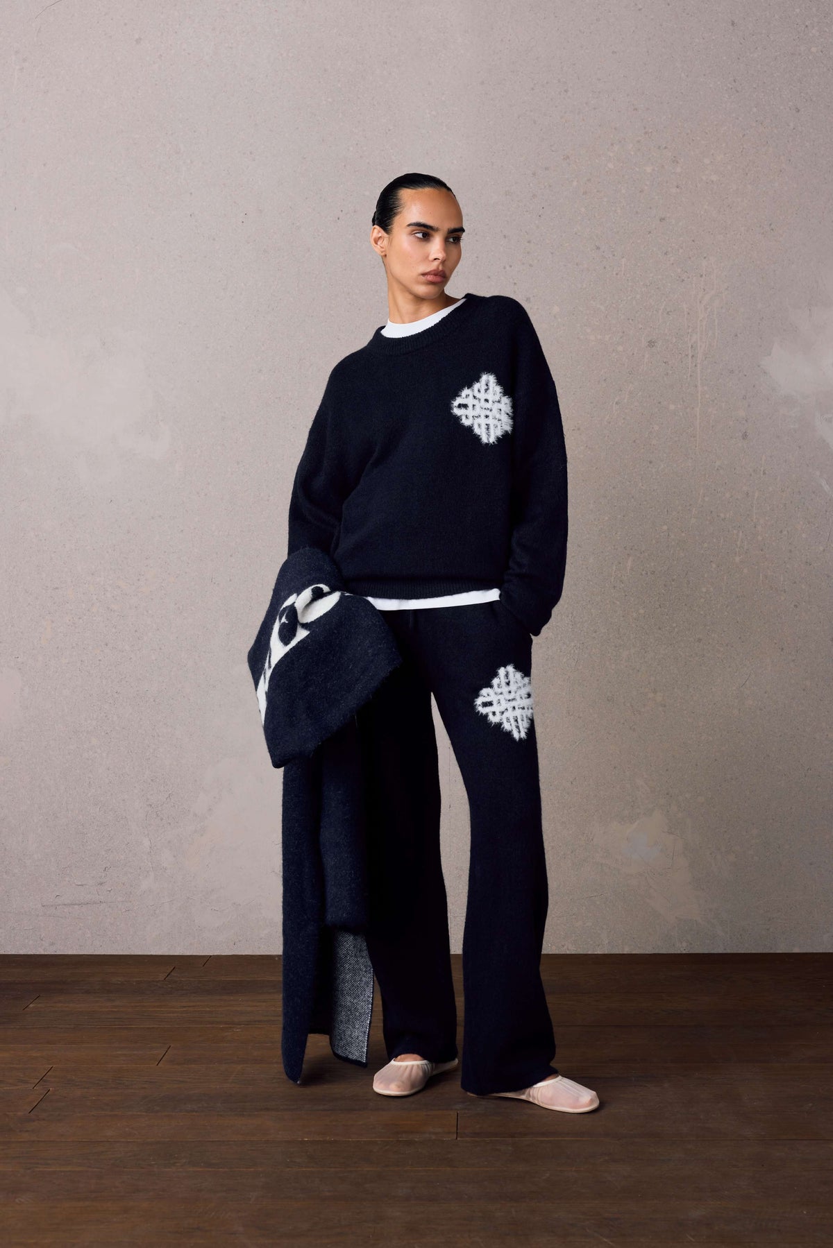 EMBLEM FLUFFY KNIT CREW - NAVY