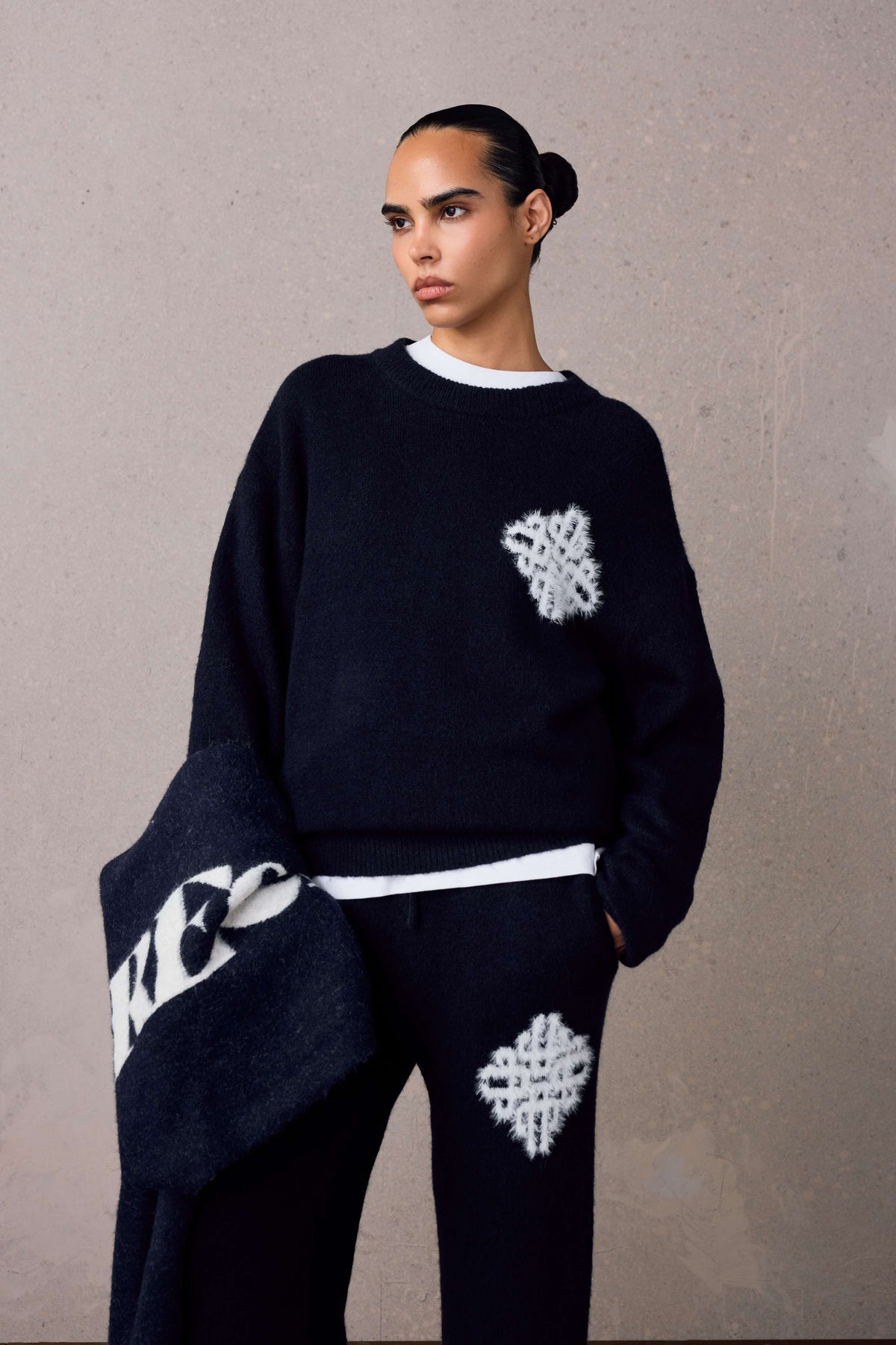 EMBLEM FLUFFY KNIT CREW - NAVY