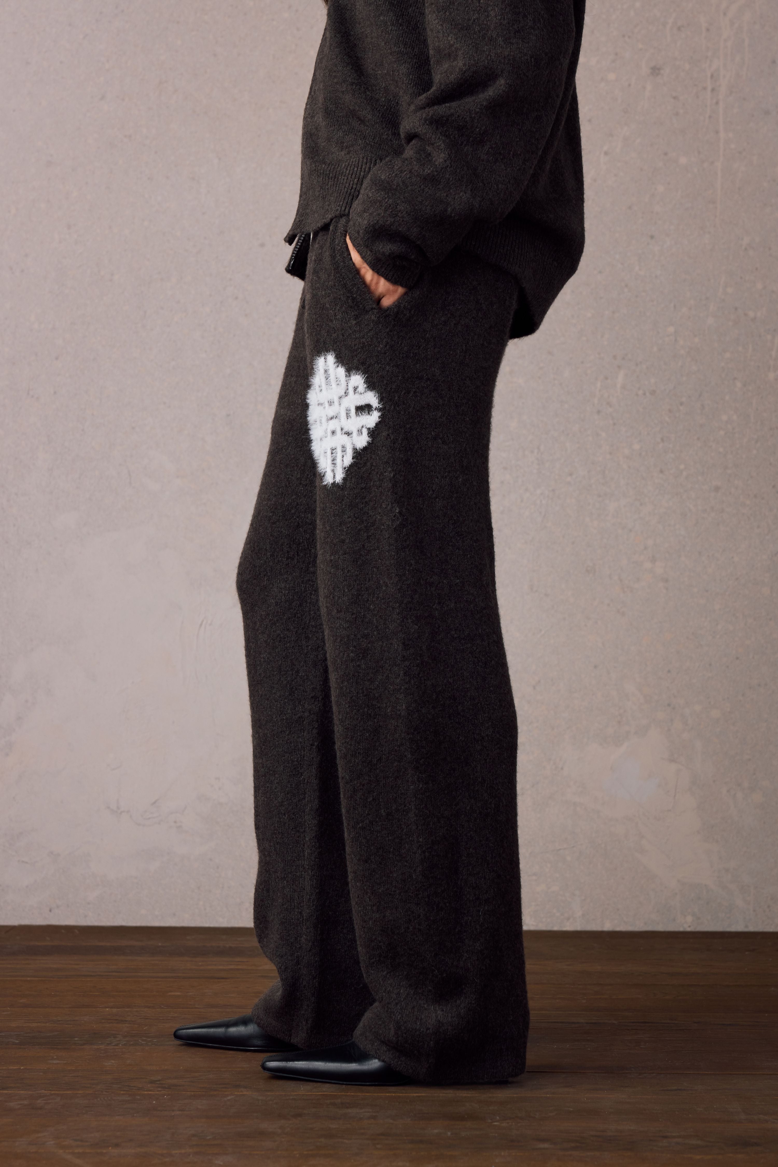 EMBLEM FLUFFY KNIT JOGGERS - BROWN