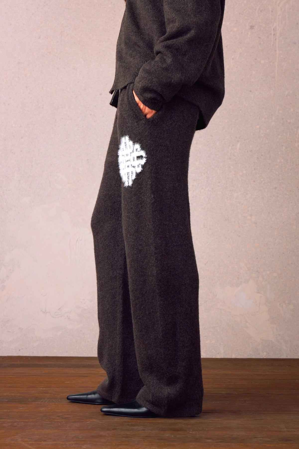 EMBLEM FLUFFY KNIT JOGGERS - BROWN