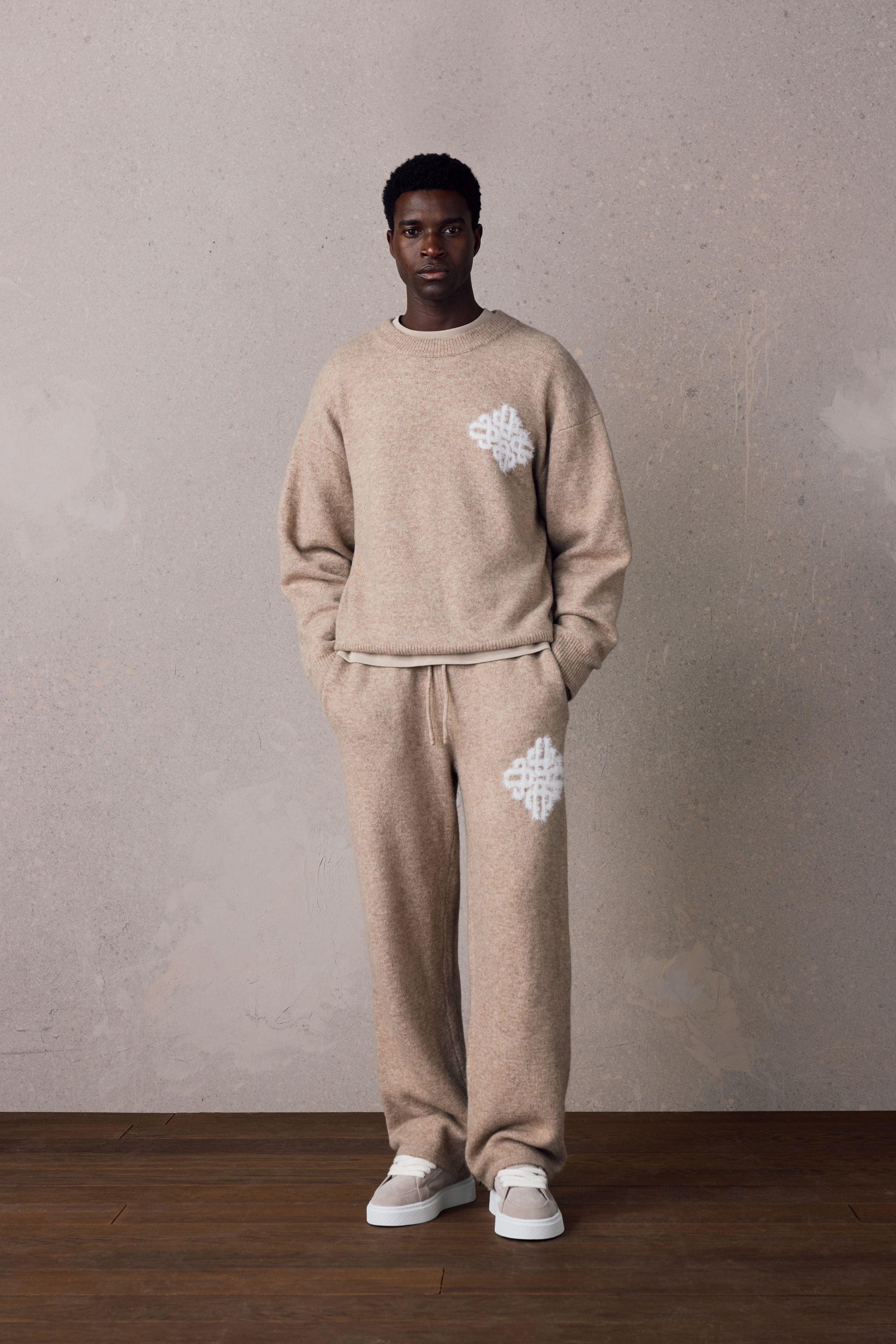 EMBLEM FLUFFY KNIT CREW - BEIGE