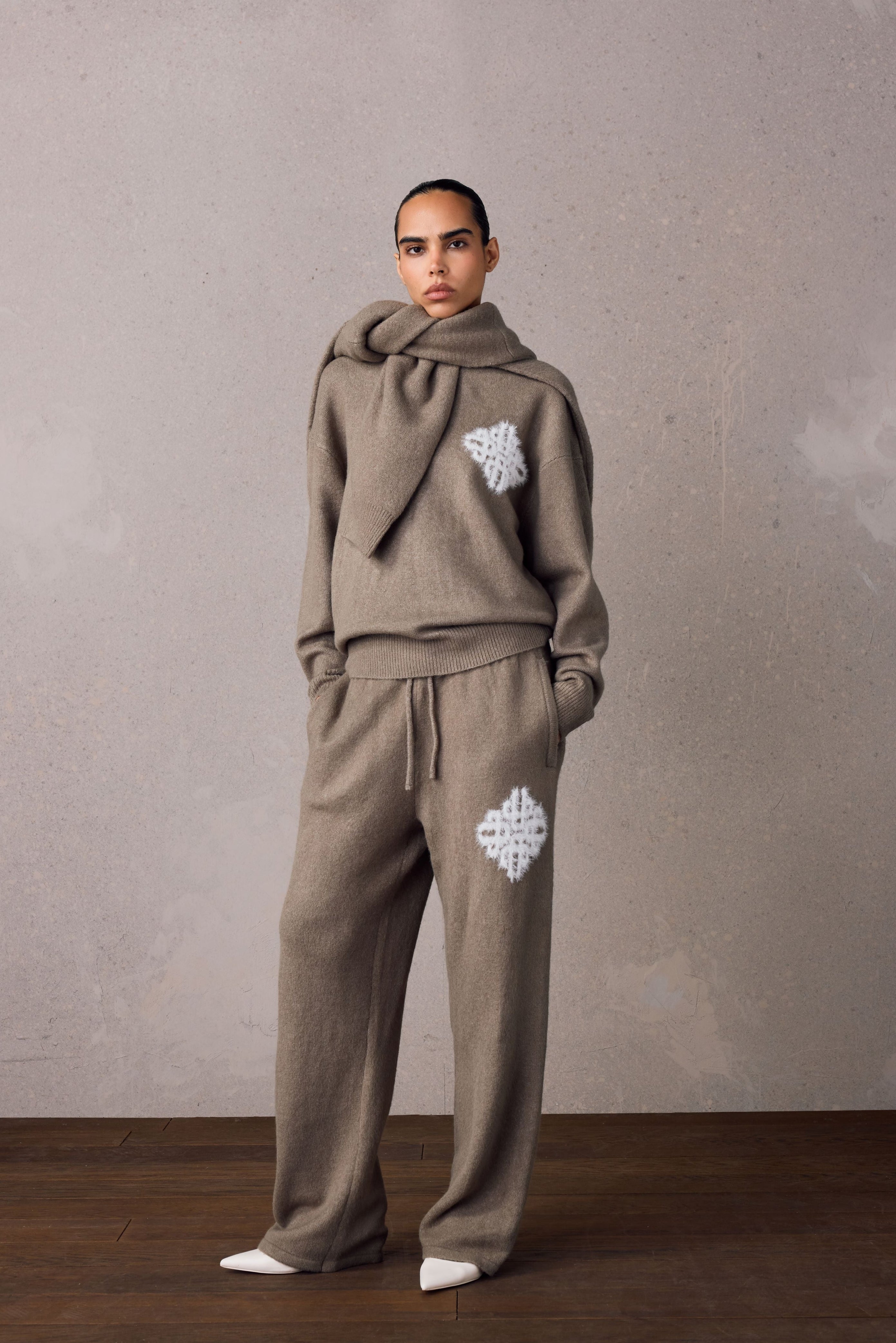 EMBLEM FLUFFY KNIT CREW - MUSHROOM