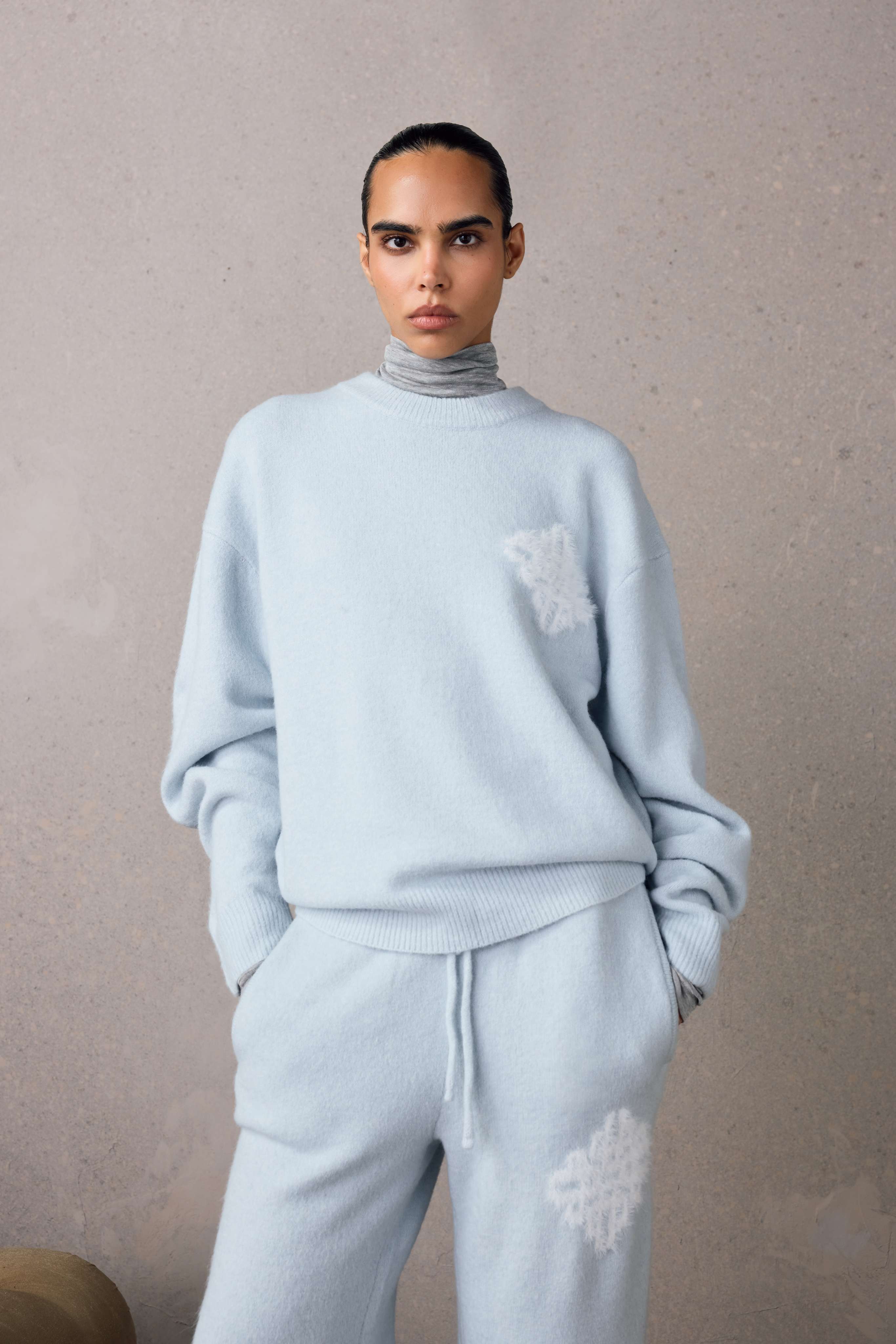EMBLEM FLUFFY KNIT CREW - BLUE