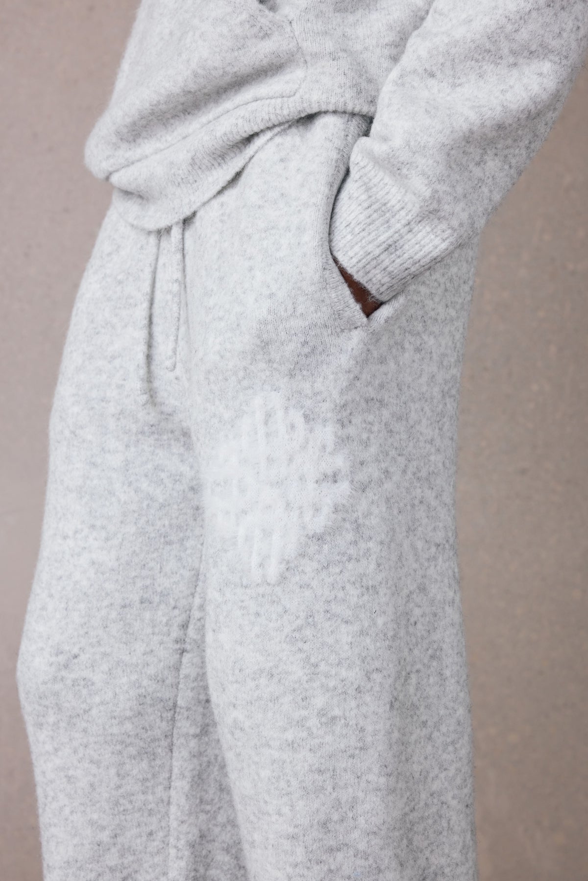 EMBLEM FLUFFY KNIT JOGGERS - GREY MARL