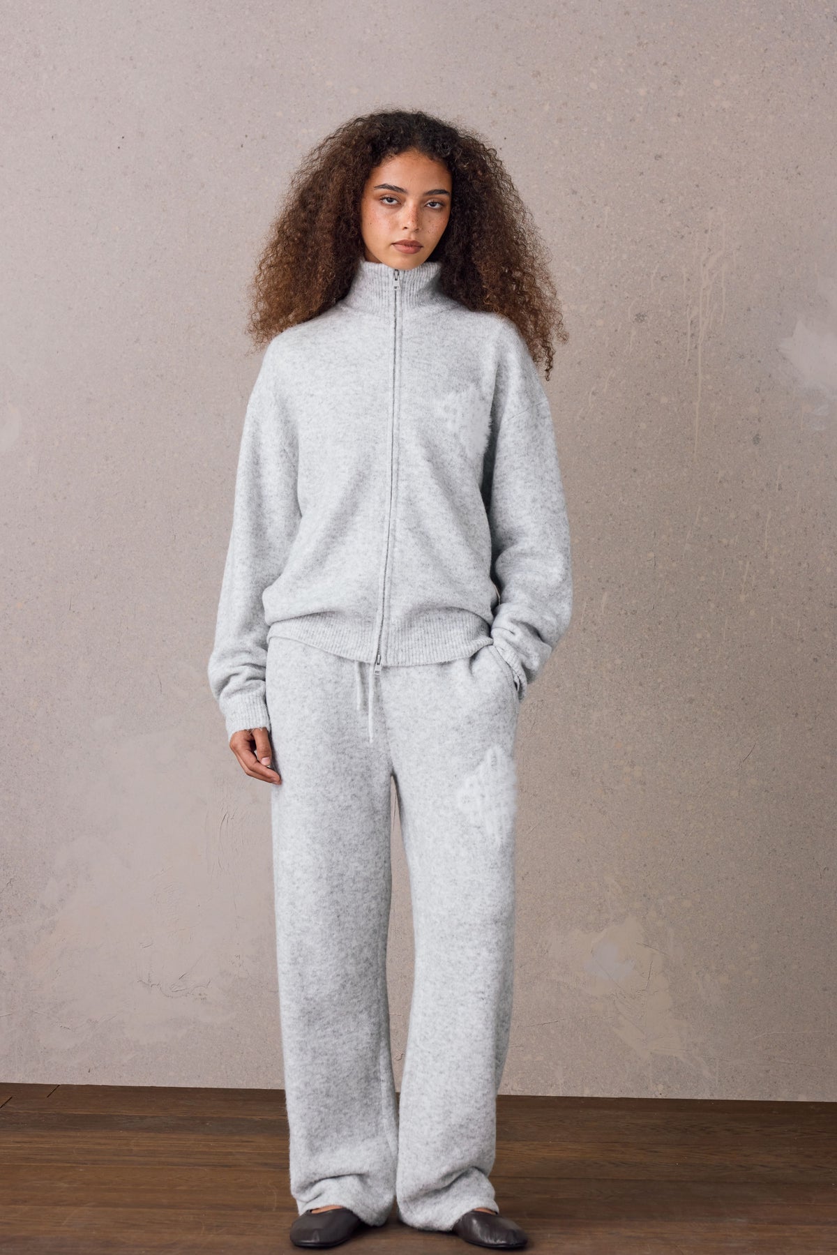 EMBLEM FLUFFY KNIT JOGGERS - GREY MARL